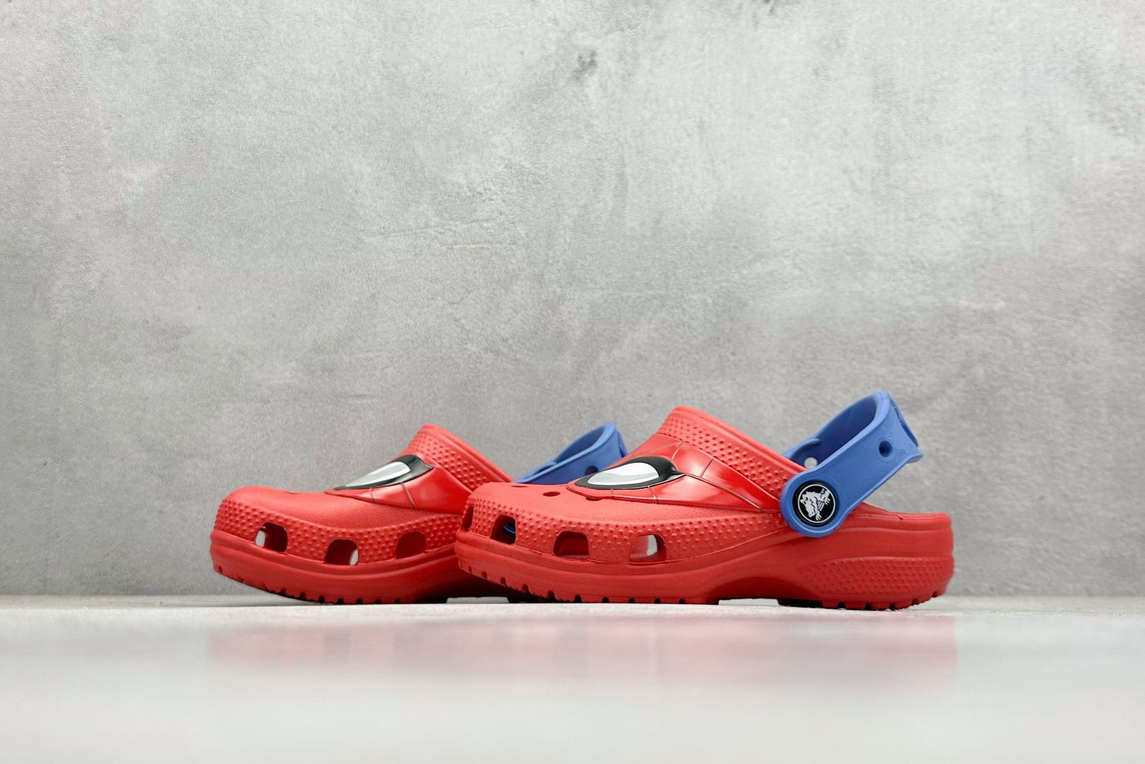  
K版  Crocs 卡洛驰  卡通童鞋

Size：25-35
编码：23