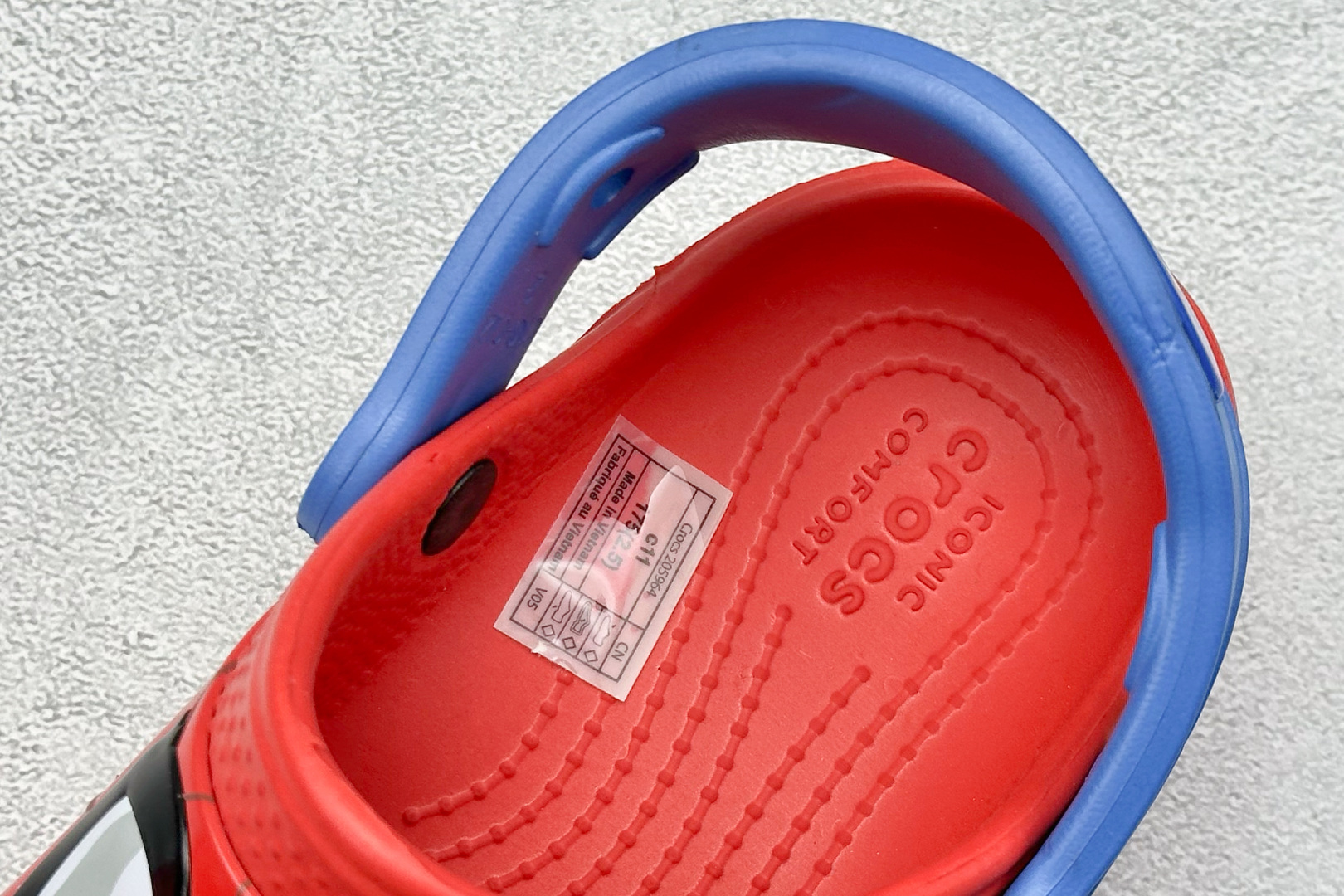  
K版  Crocs 卡洛驰  卡通童鞋

Size：25-35
编码：23