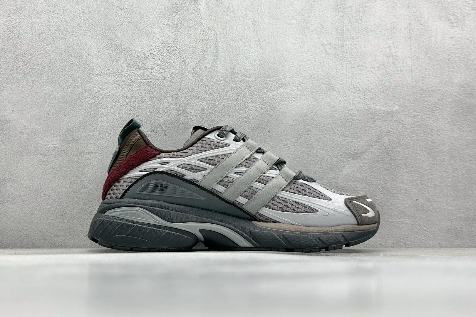 本地 终端放店
X版 SFTM x AD Originals Adistar Cushion
复古前卫