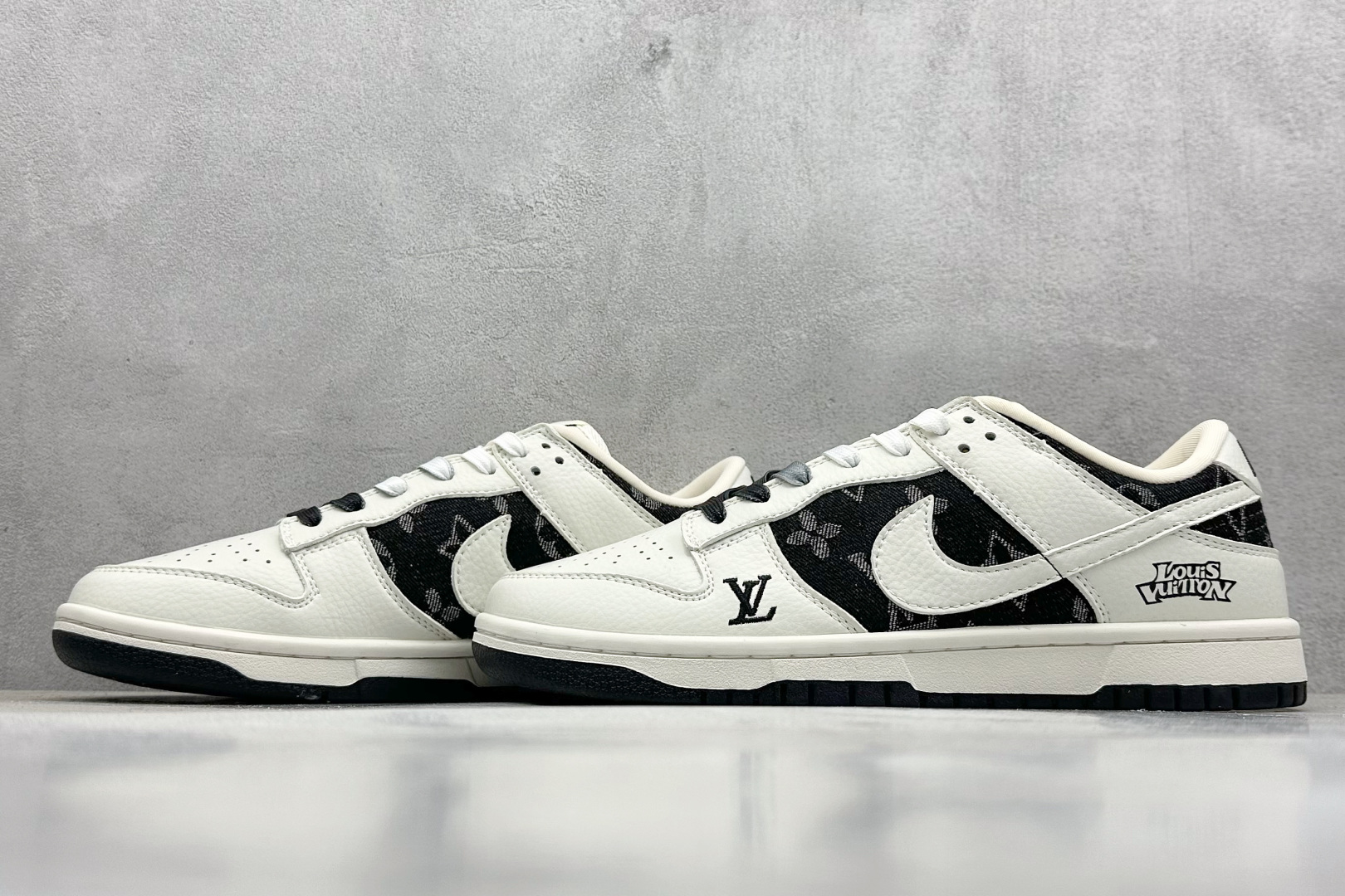 本地 终端放店
XC版 Nike SB Dunk Low x Louis Vuitton 白黑牛仔布
纯