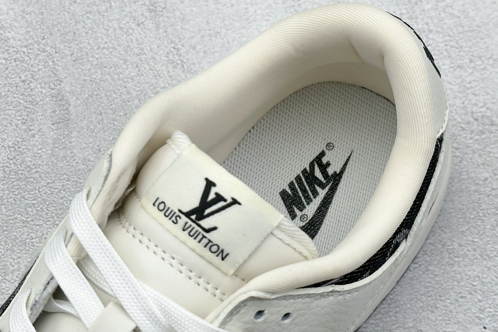 本地 终端放店
XC版 Nike SB Dunk Low x Louis Vuitton 白黑牛仔布
纯