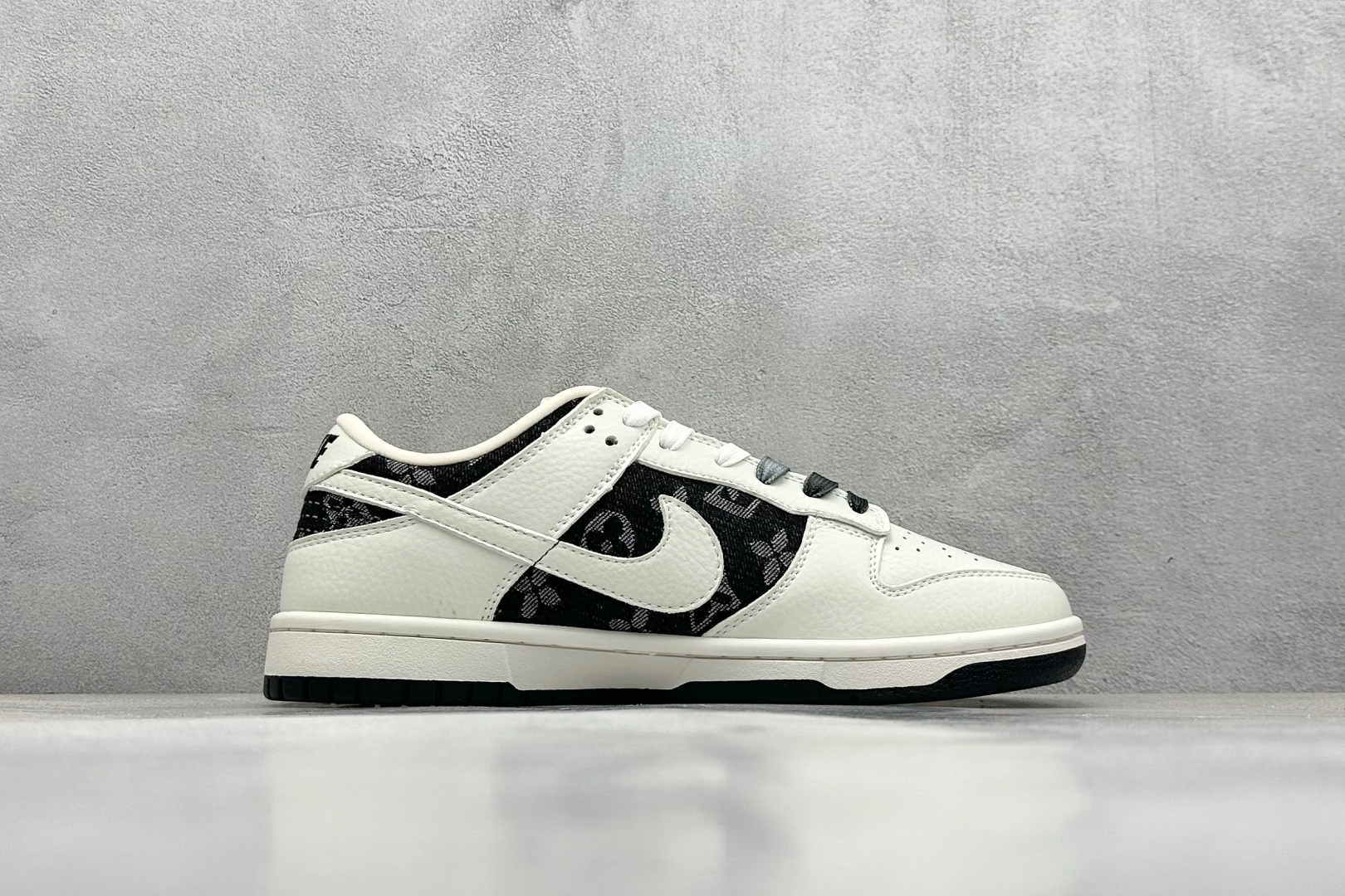 本地 终端放店
XC版 Nike SB Dunk Low x Louis Vuitton 白黑牛仔布
纯