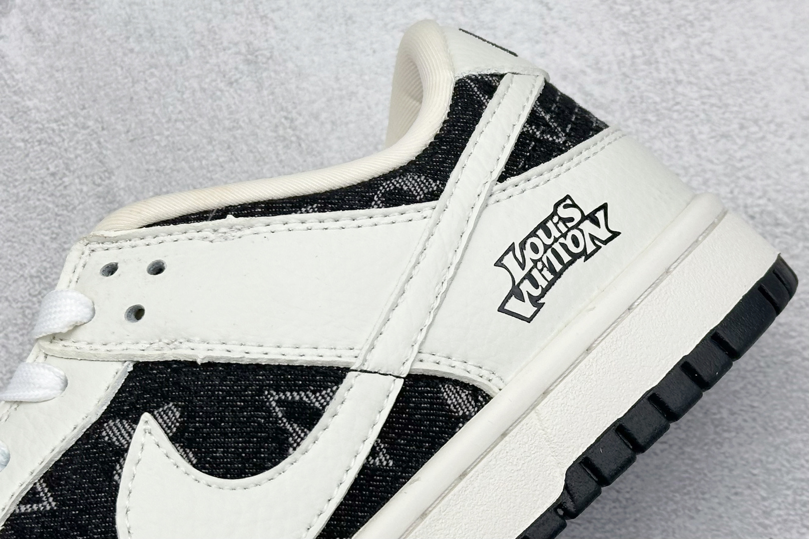 本地 终端放店
XC版 Nike SB Dunk Low x Louis Vuitton 白黑牛仔布
纯