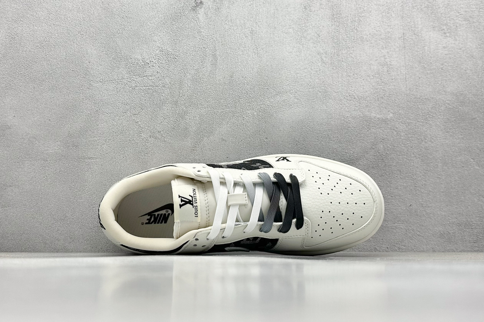 本地 终端放店
XC版 Nike SB Dunk Low x Louis Vuitton 白黑牛仔布
纯