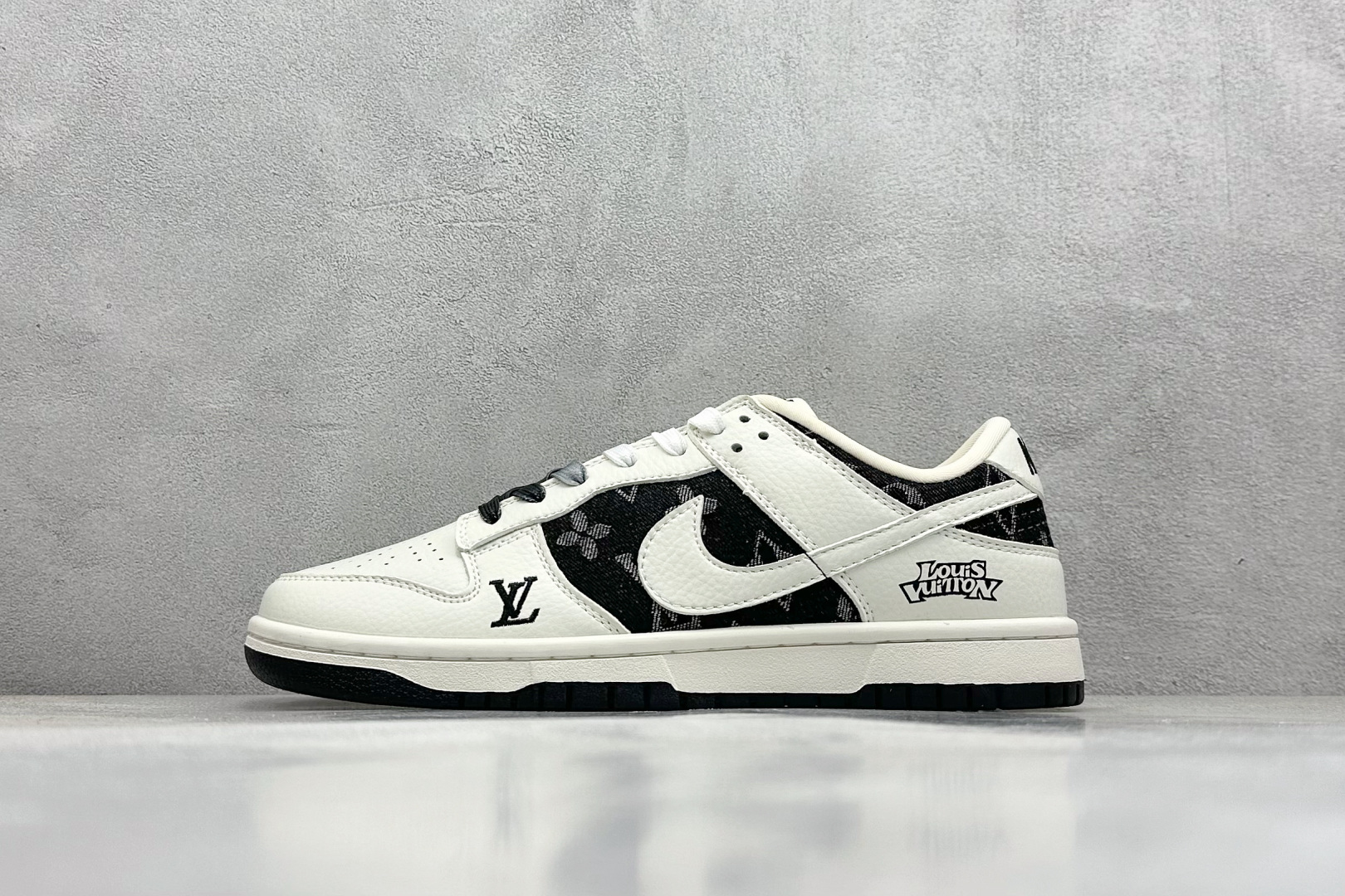 本地 终端放店
XC版 Nike SB Dunk Low x Louis Vuitton 白黑牛仔布
纯