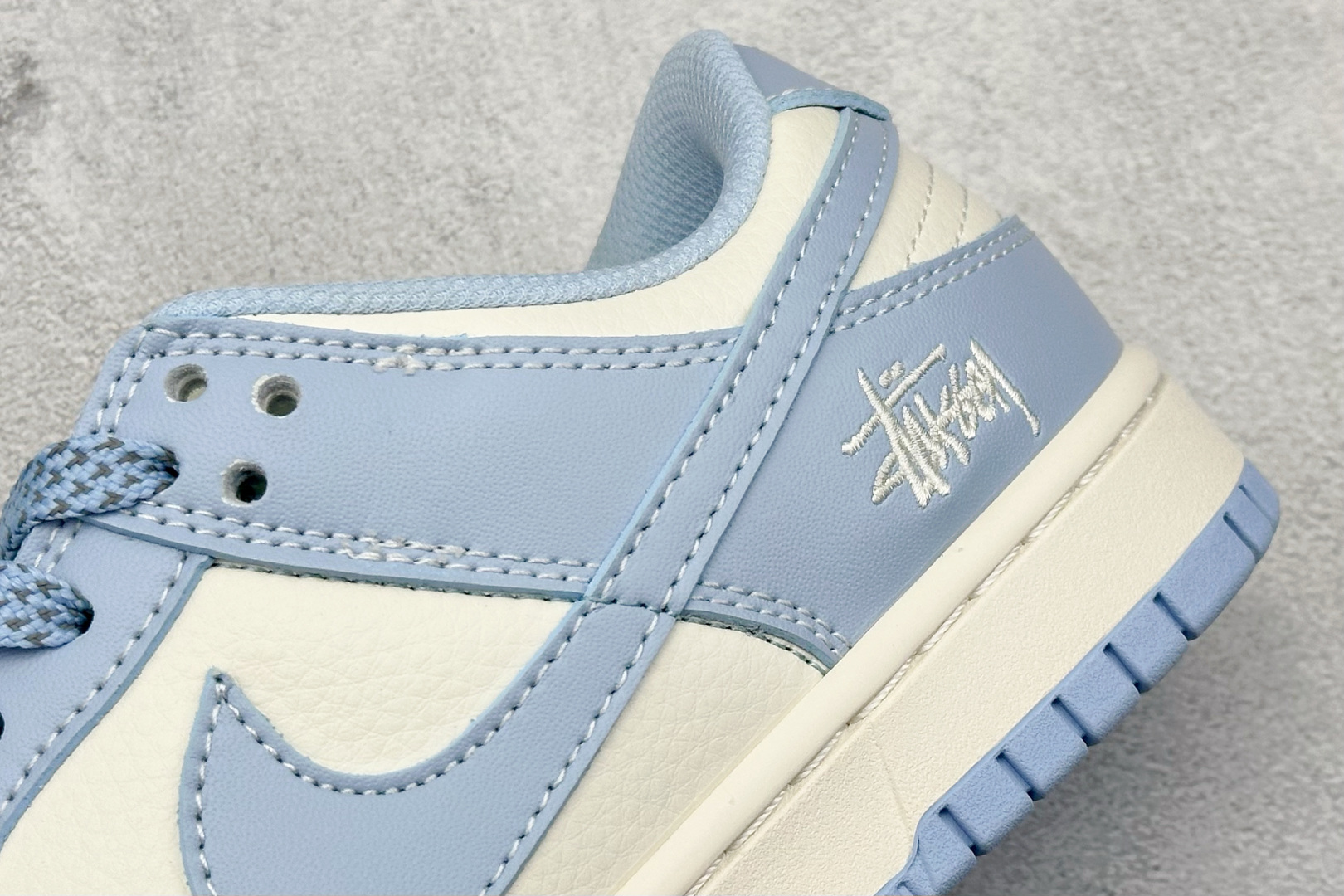 本地 终端放店
XC版 Nike SB Dunk Low 斯图西联名
纯原大厂出品 极力推荐
原装头层材