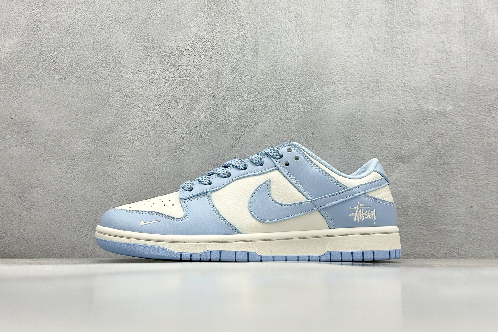 本地 终端放店
XC版 Nike SB Dunk Low 斯图西联名
纯原大厂出品 极力推荐
原装头层材