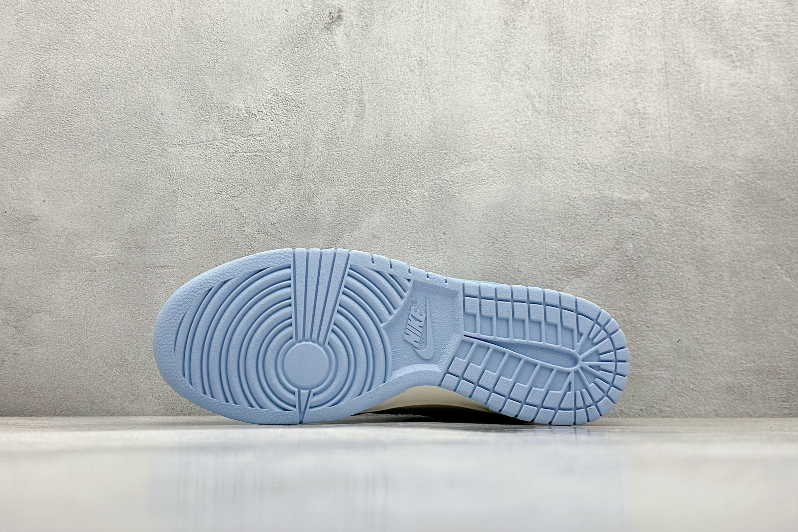本地 终端放店
XC版 Nike SB Dunk Low 斯图西联名
纯原大厂出品 极力推荐
原装头层材