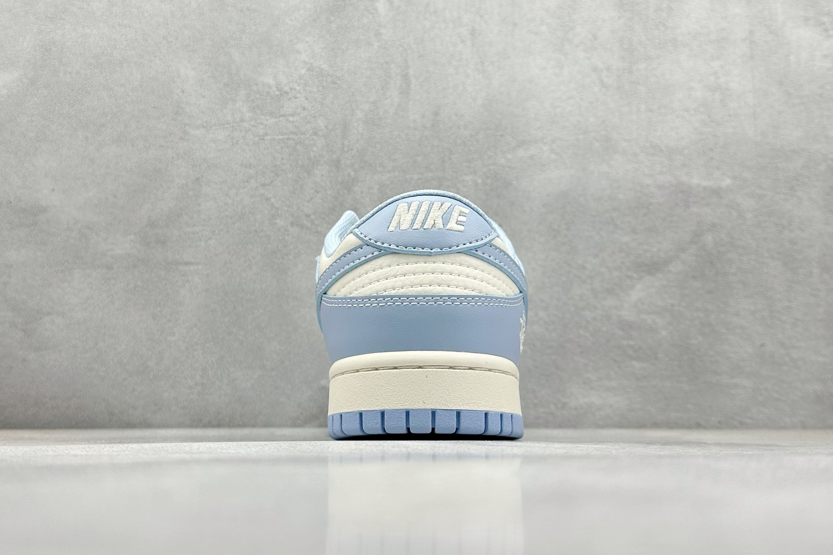 本地 终端放店
XC版 Nike SB Dunk Low 斯图西联名
纯原大厂出品 极力推荐
原装头层材