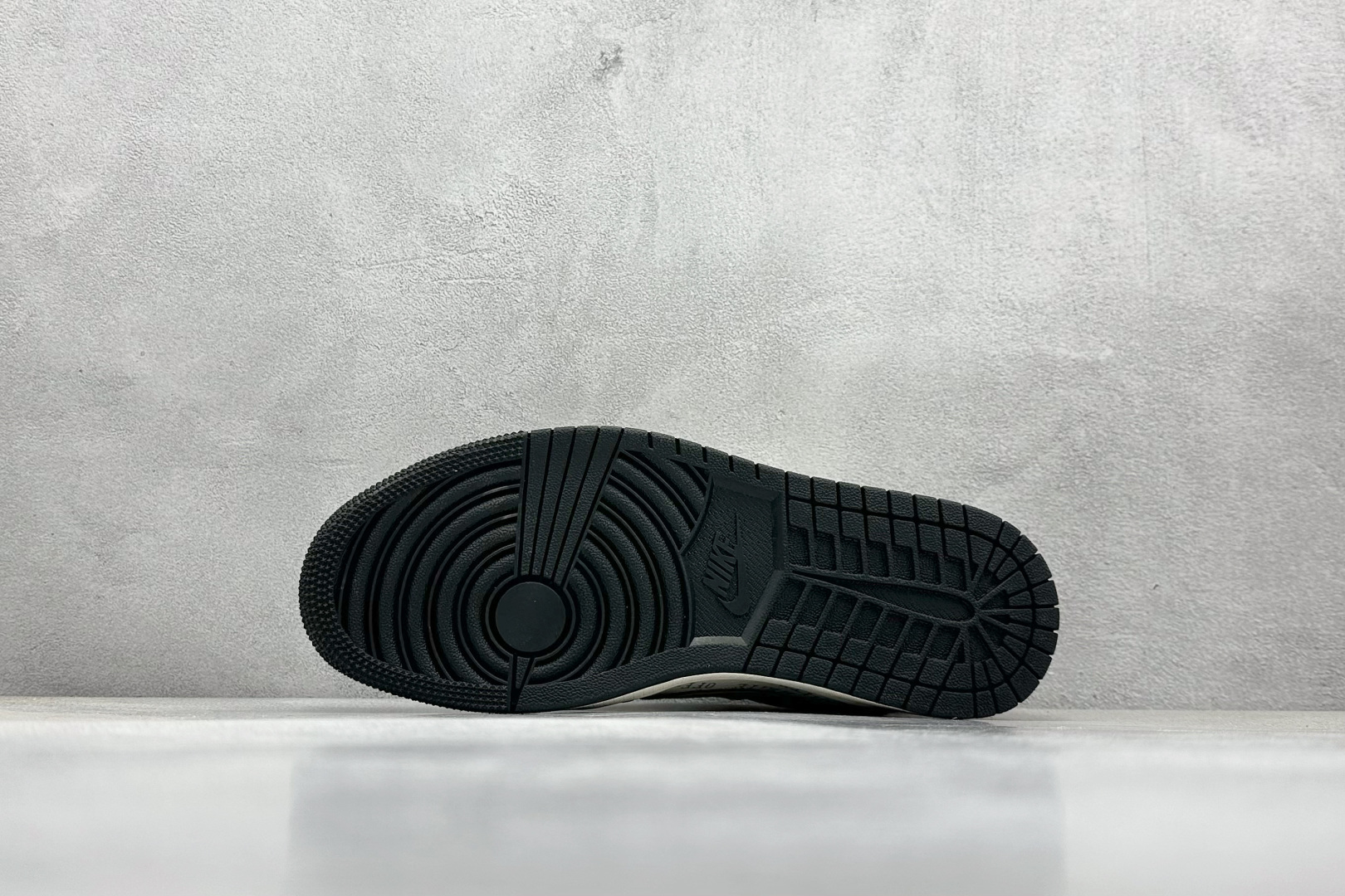 本地 终端放店
XC版 Travis Scott x Fragment Design x Jordan