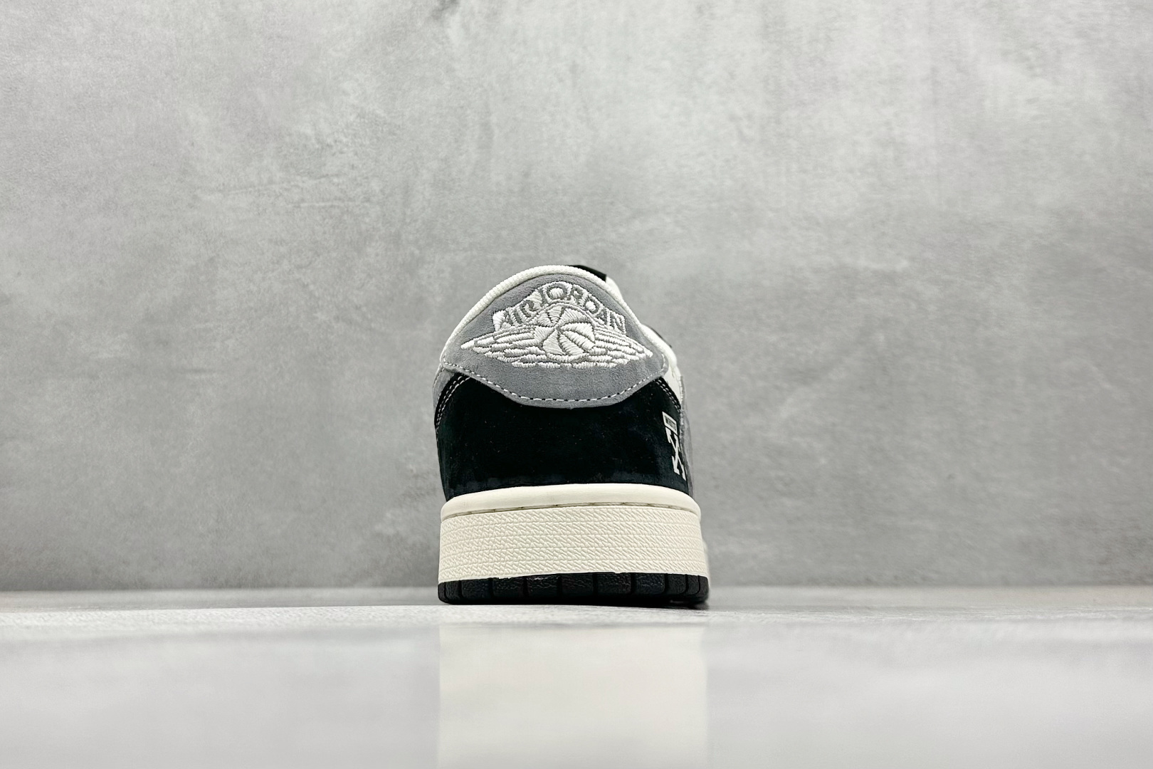 本地 终端放店
XC版 Travis Scott x Fragment Design x Jordan