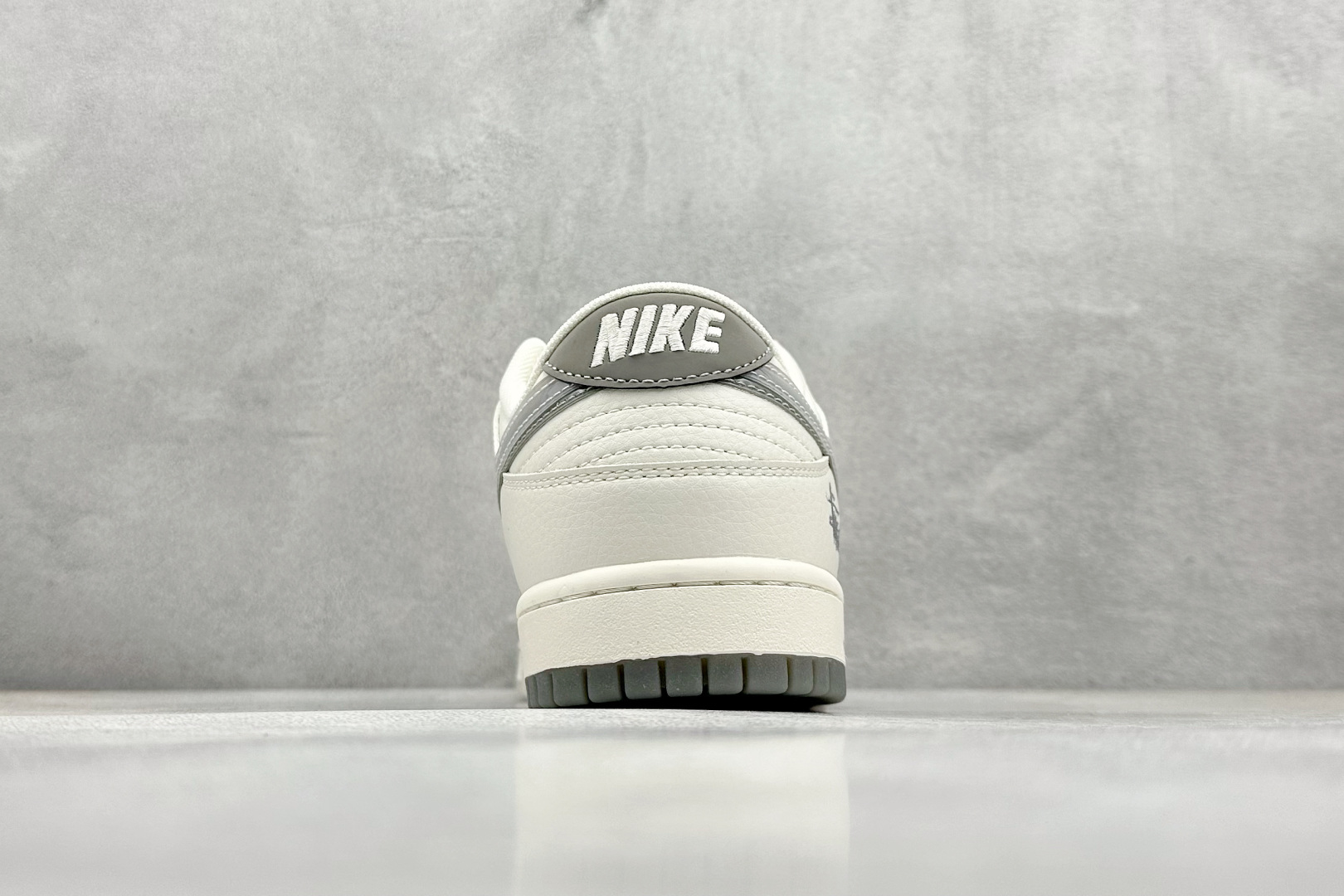 本地 终端放店
XC版 Nike SB Dunk Low x Stussy 白灰幻影双钩
纯原大厂出品 
