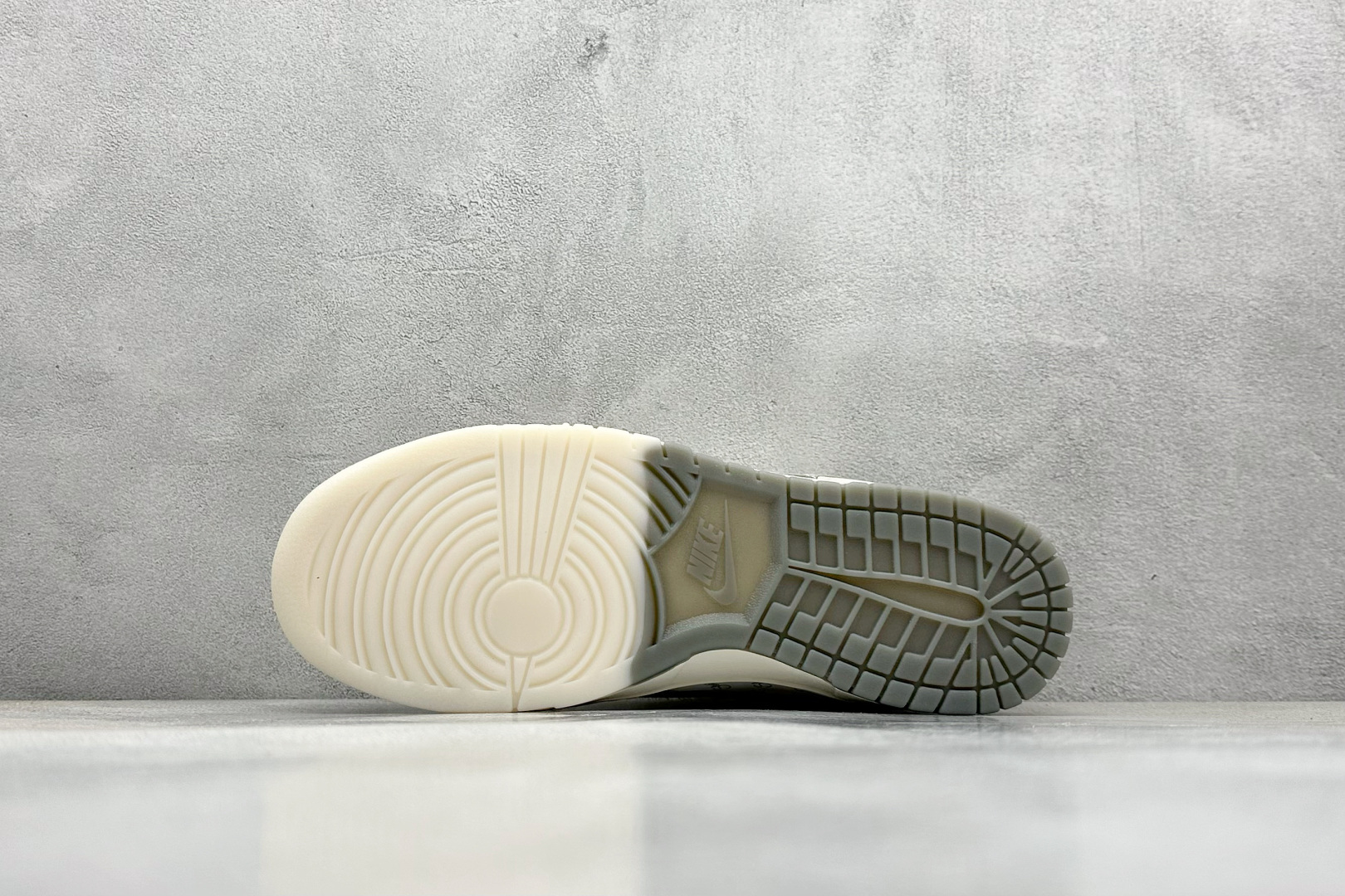 本地 终端放店
XC版 Nike SB Dunk Low x Stussy 白灰幻影双钩
纯原大厂出品 