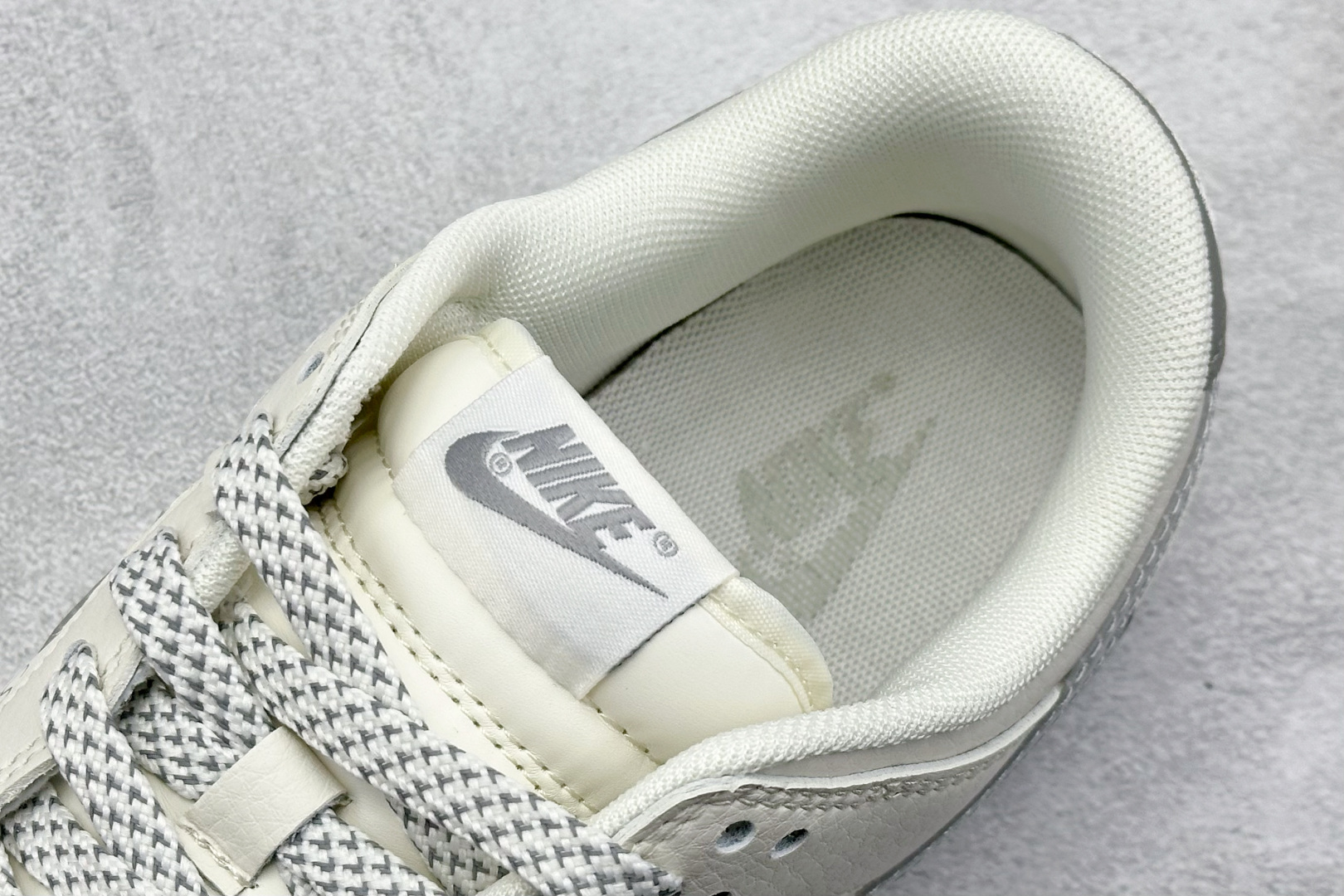 本地 终端放店
XC版 Nike SB Dunk Low x Stussy 白灰幻影双钩
纯原大厂出品 
