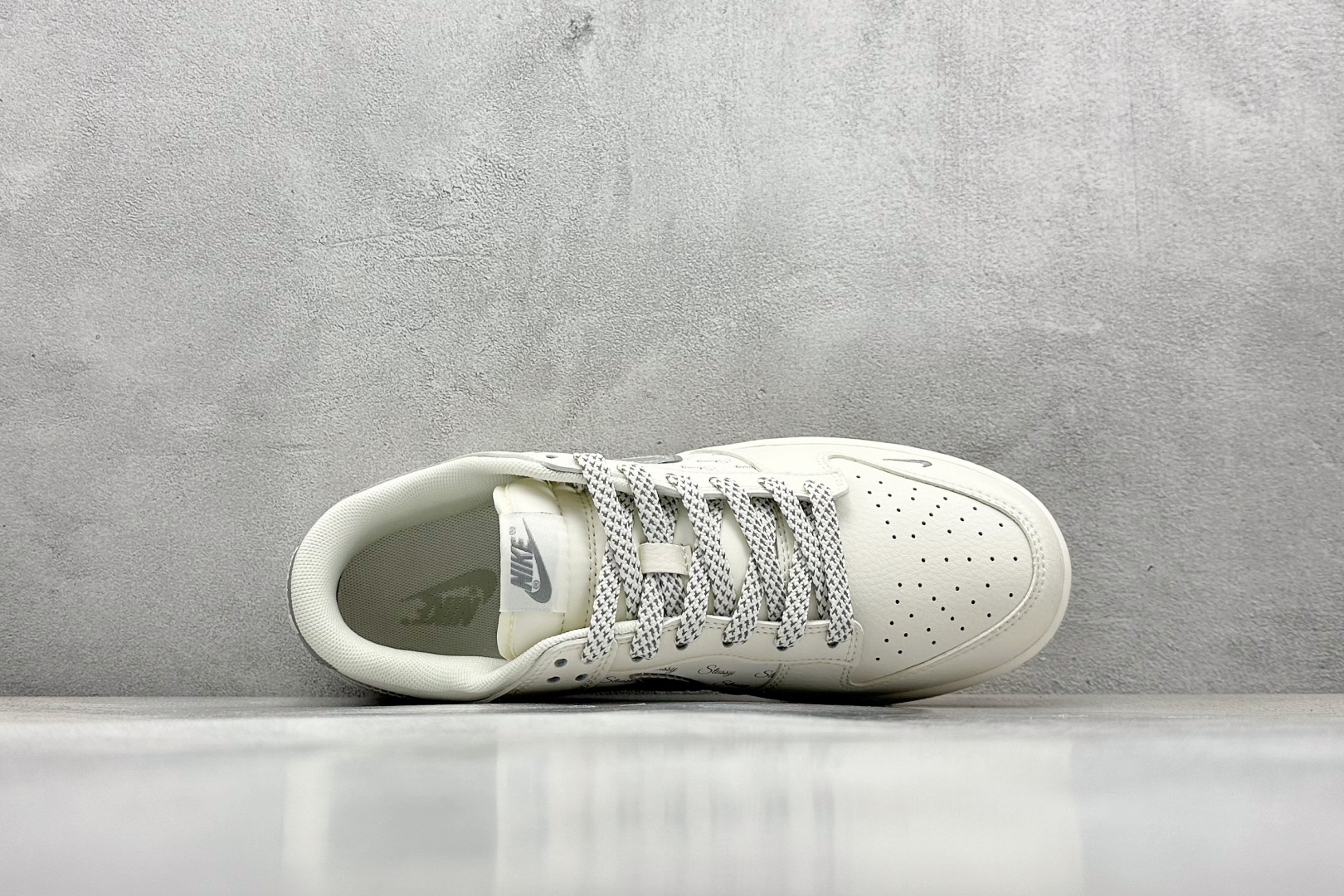 本地 终端放店
XC版 Nike SB Dunk Low x Stussy 白灰幻影双钩
纯原大厂出品 