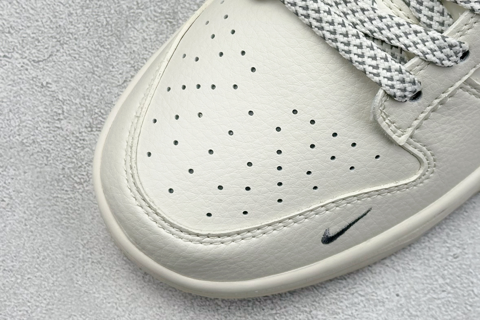 本地 终端放店
XC版 Nike SB Dunk Low x Stussy 白灰幻影双钩
纯原大厂出品 