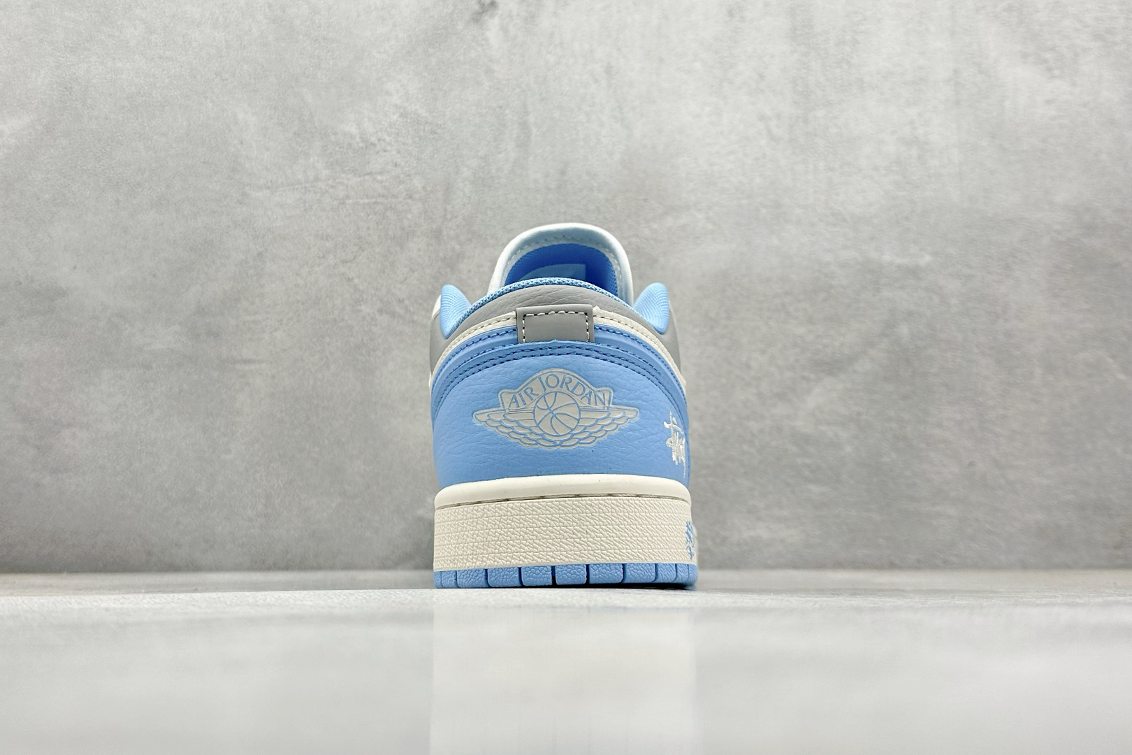 本地 终端放店
XC版 Air Jordan 1 Retro Low x Stussy 白蓝小钩
官方同