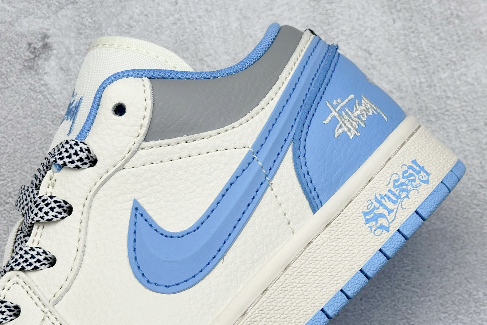 本地 终端放店
XC版 Air Jordan 1 Retro Low x Stussy 白蓝小钩
官方同