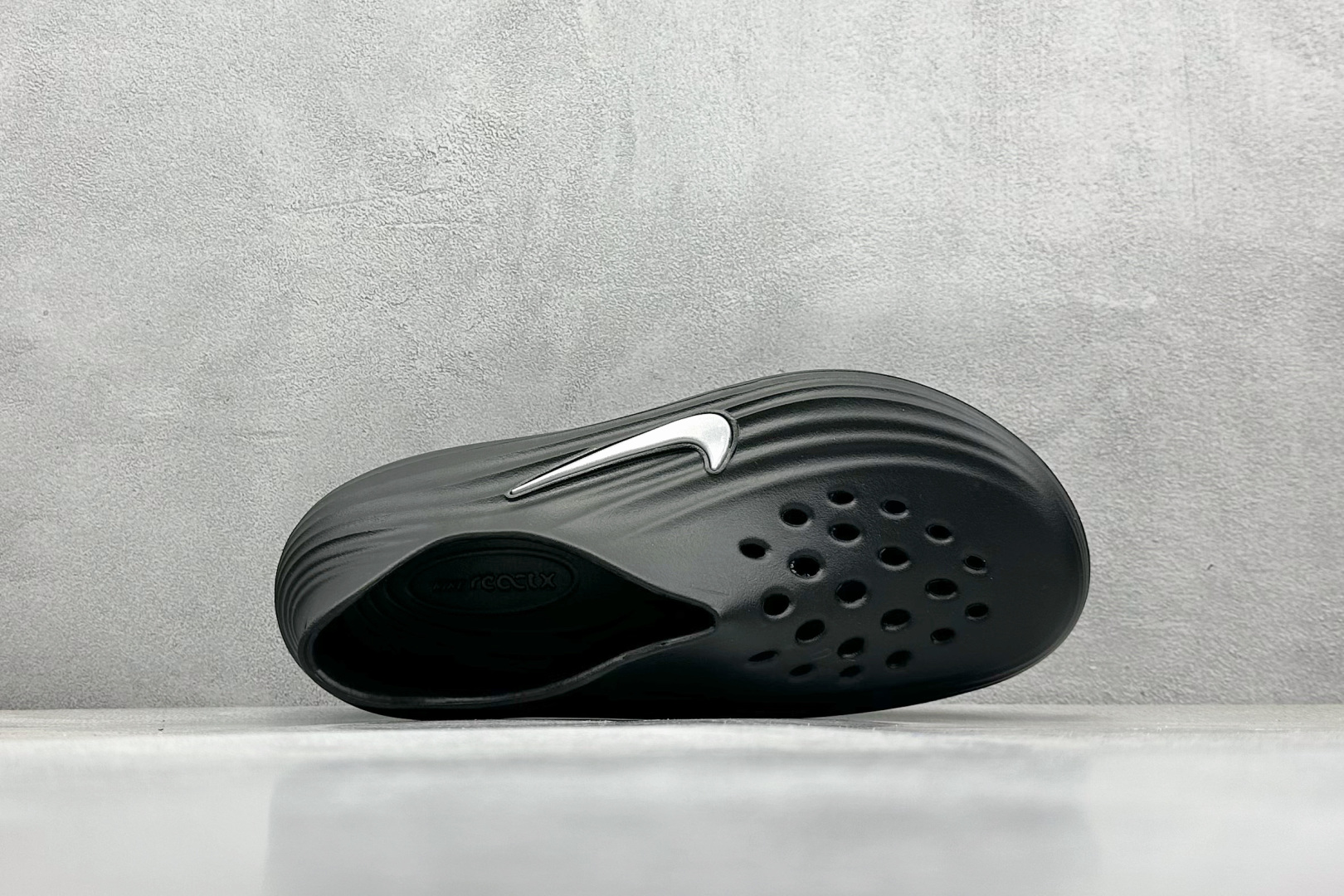  放店私
Nike ReactX Rejuven8 一脚蹬夏日穿搭凉鞋
#采用质感柔软且出众回弹的 R