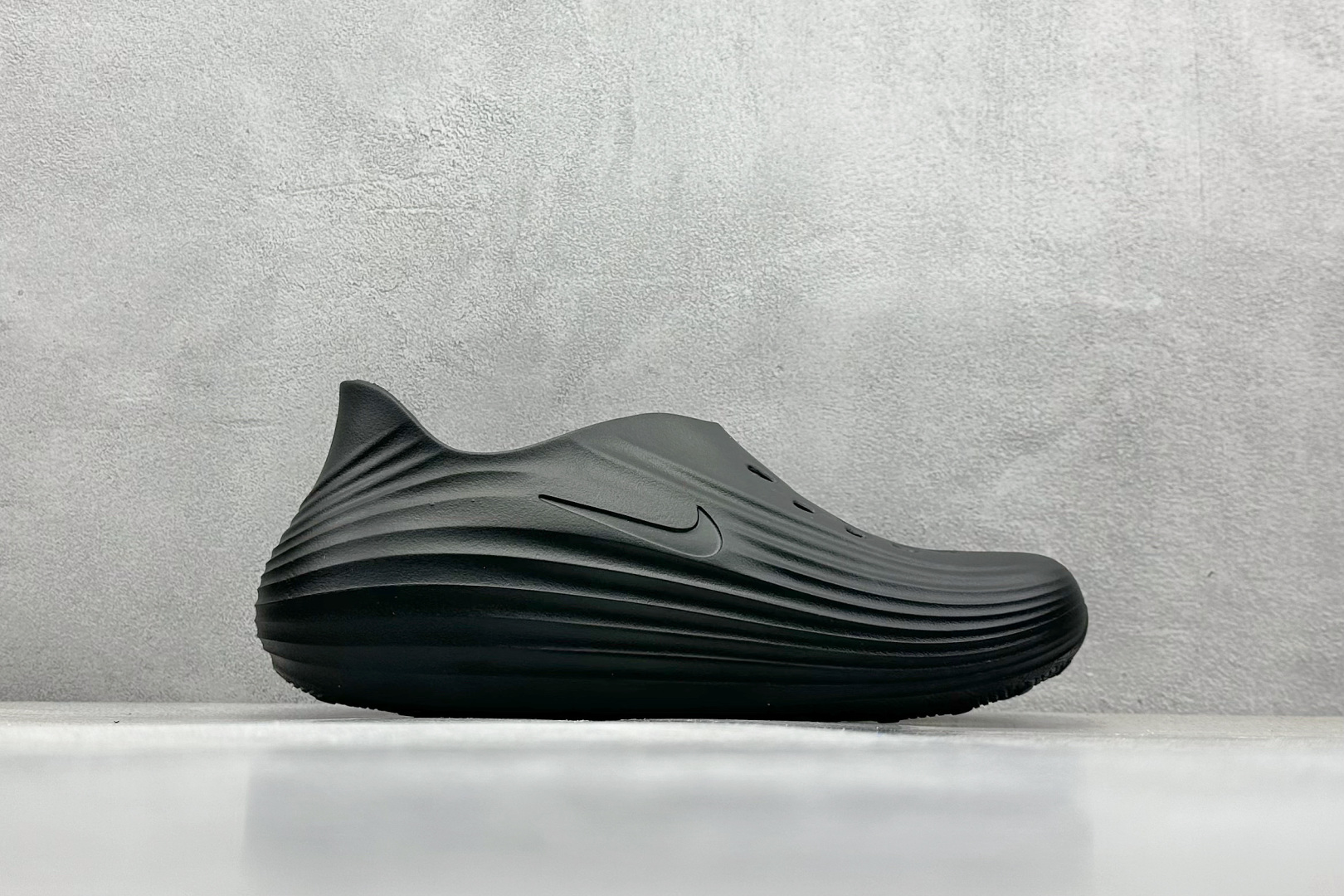  放店私
Nike ReactX Rejuven8 一脚蹬夏日穿搭凉鞋
#采用质感柔软且出众回弹的 R