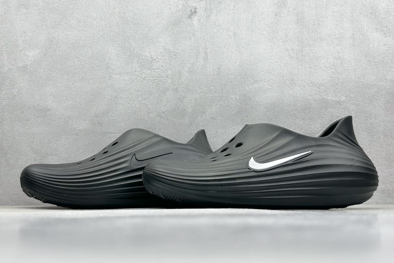  放店私
Nike ReactX Rejuven8 一脚蹬夏日穿搭凉鞋
#采用质感柔软且出众回弹的 R