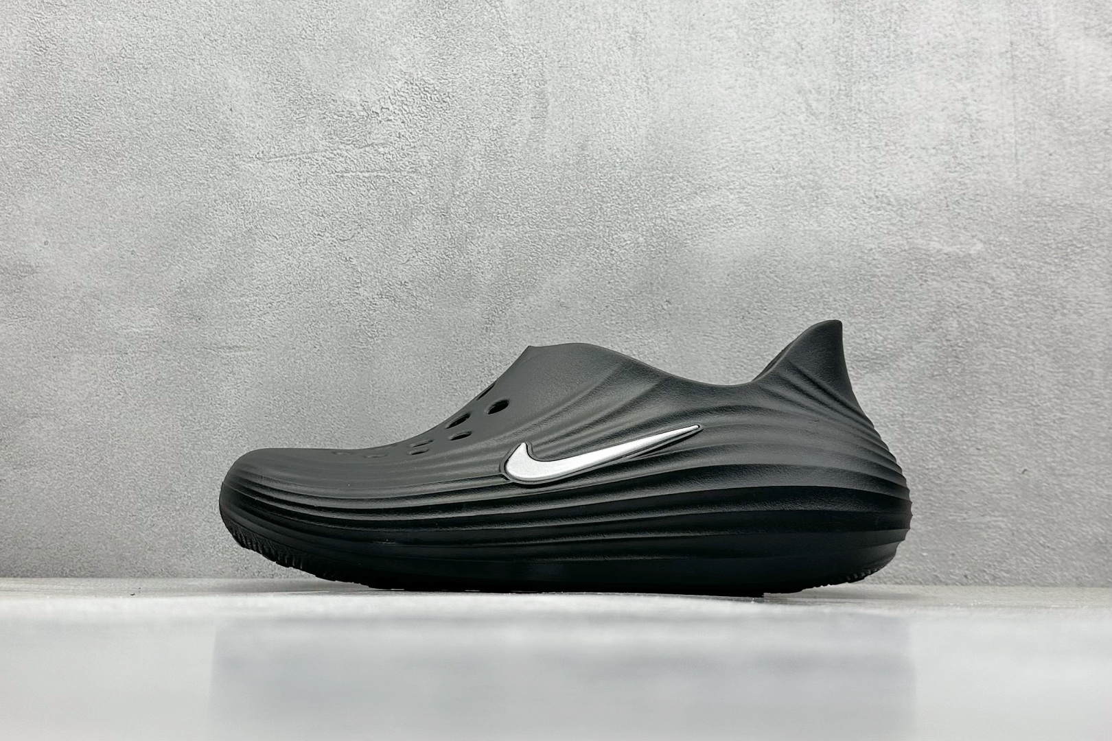  放店私
Nike ReactX Rejuven8 一脚蹬夏日穿搭凉鞋
#采用质感柔软且出众回弹的 R