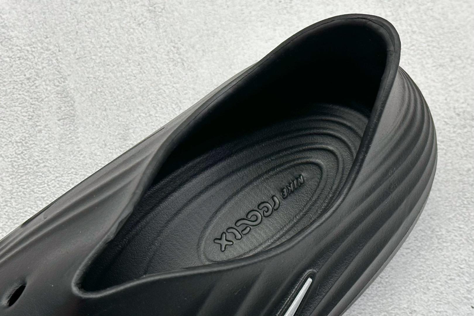  放店私
Nike ReactX Rejuven8 一脚蹬夏日穿搭凉鞋
#采用质感柔软且出众回弹的 R