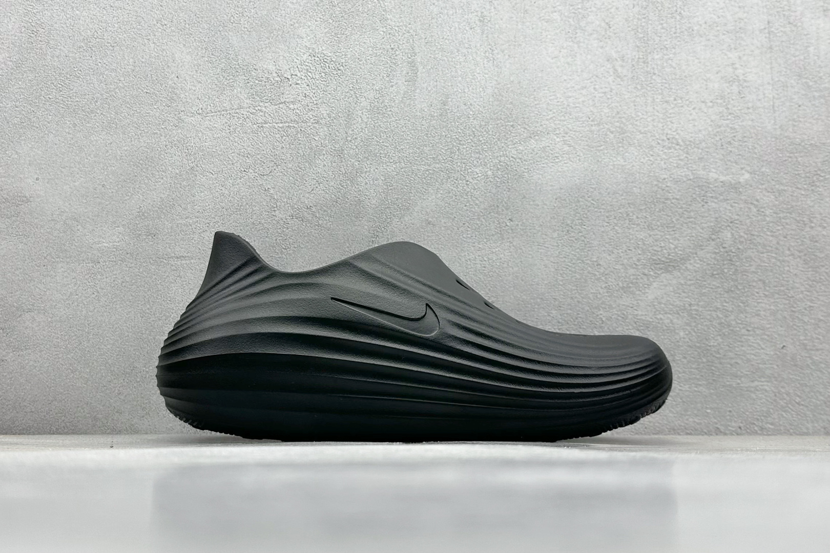  放店私
Nike ReactX Rejuven8 一脚蹬夏日穿搭凉鞋
#采用质感柔软且出众回弹的 R