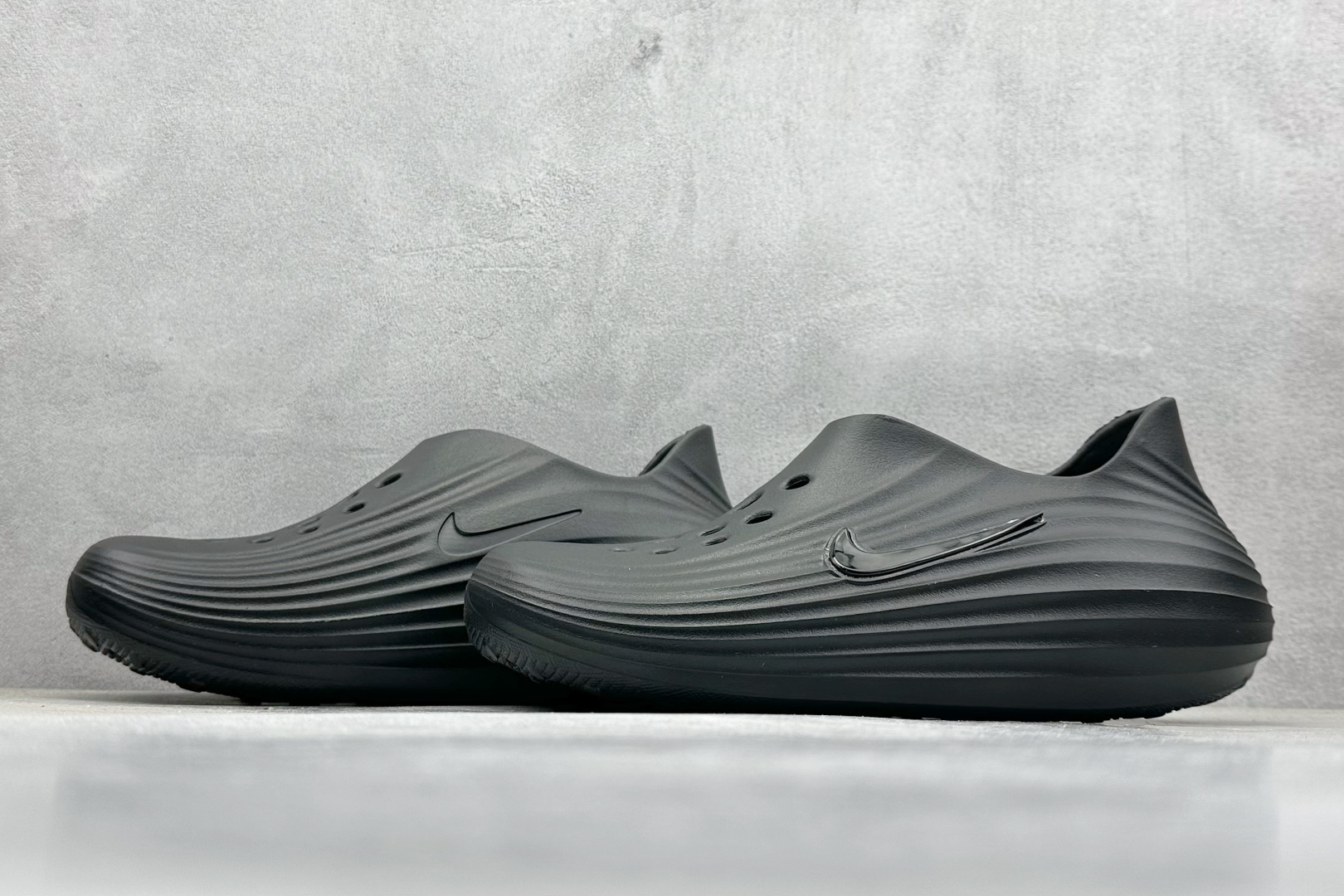  放店私
Nike ReactX Rejuven8 一脚蹬夏日穿搭凉鞋
#采用质感柔软且出众回弹的 R