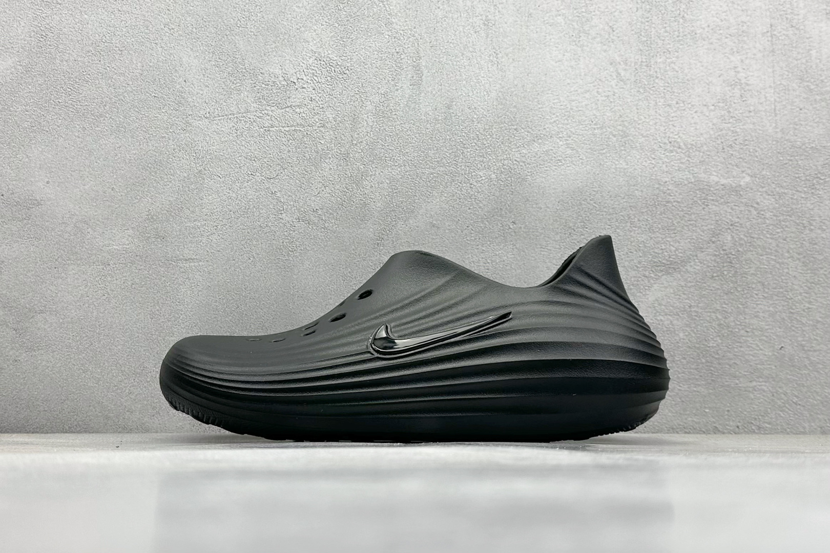  放店私
Nike ReactX Rejuven8 一脚蹬夏日穿搭凉鞋
#采用质感柔软且出众回弹的 R