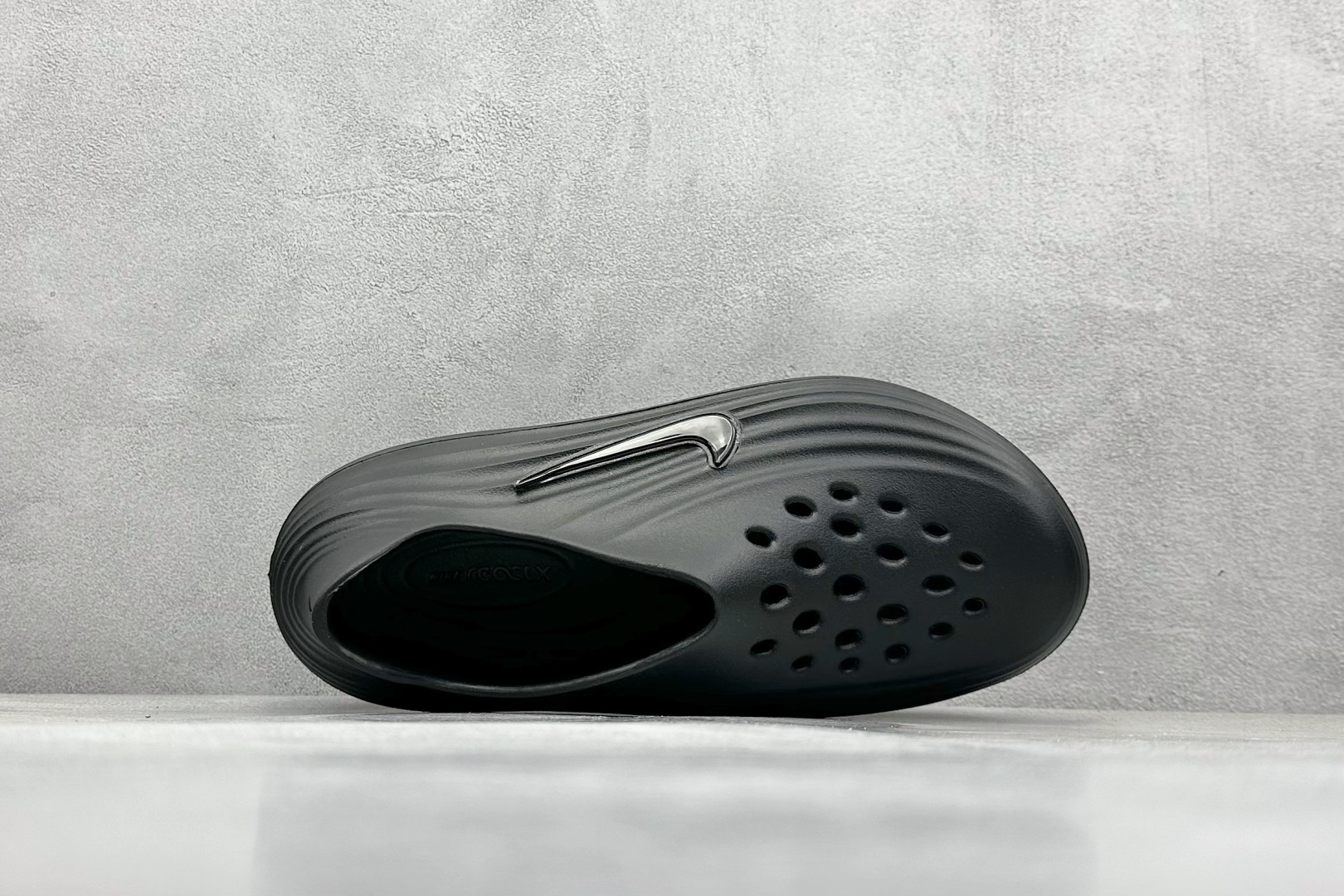  放店私
Nike ReactX Rejuven8 一脚蹬夏日穿搭凉鞋
#采用质感柔软且出众回弹的 R