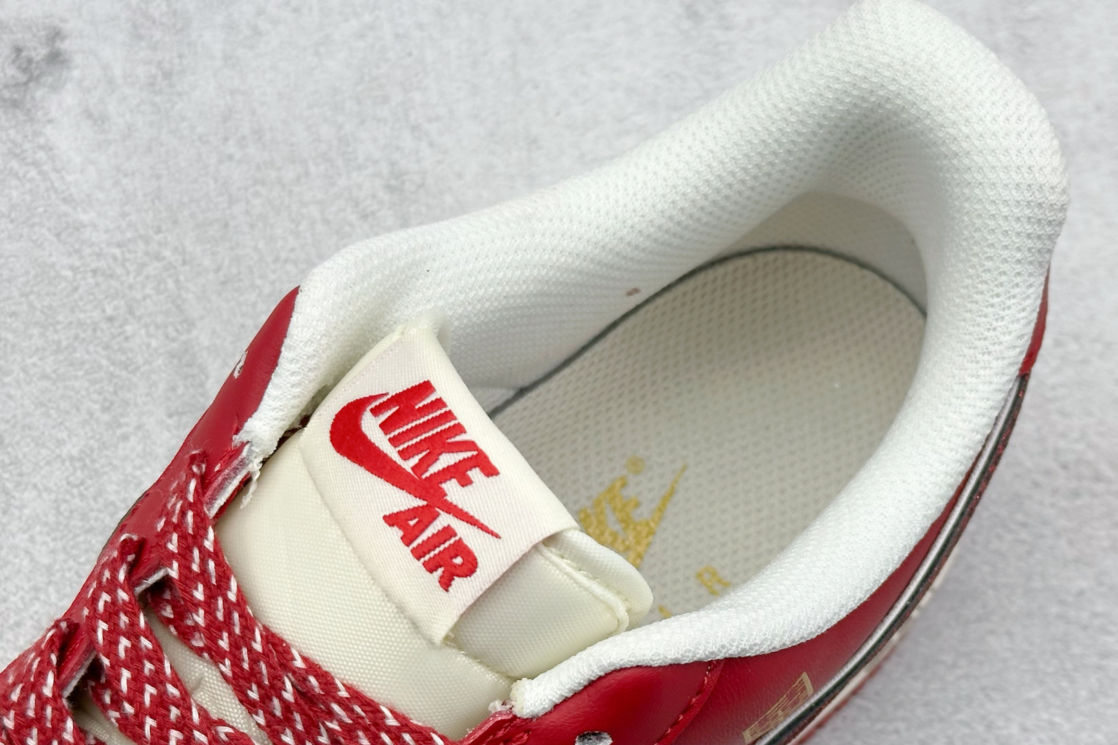  放店私
Nike Air Force 1 Low 07 白红金小钩
原楦头原纸板 打造纯正低帮空军版型