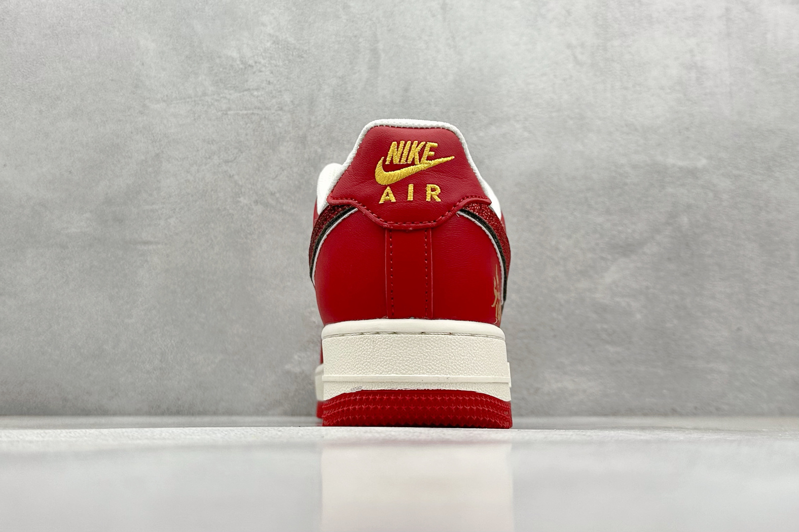  放店私
Nike Air Force 1 Low 07 白红金小钩
原楦头原纸板 打造纯正低帮空军版型