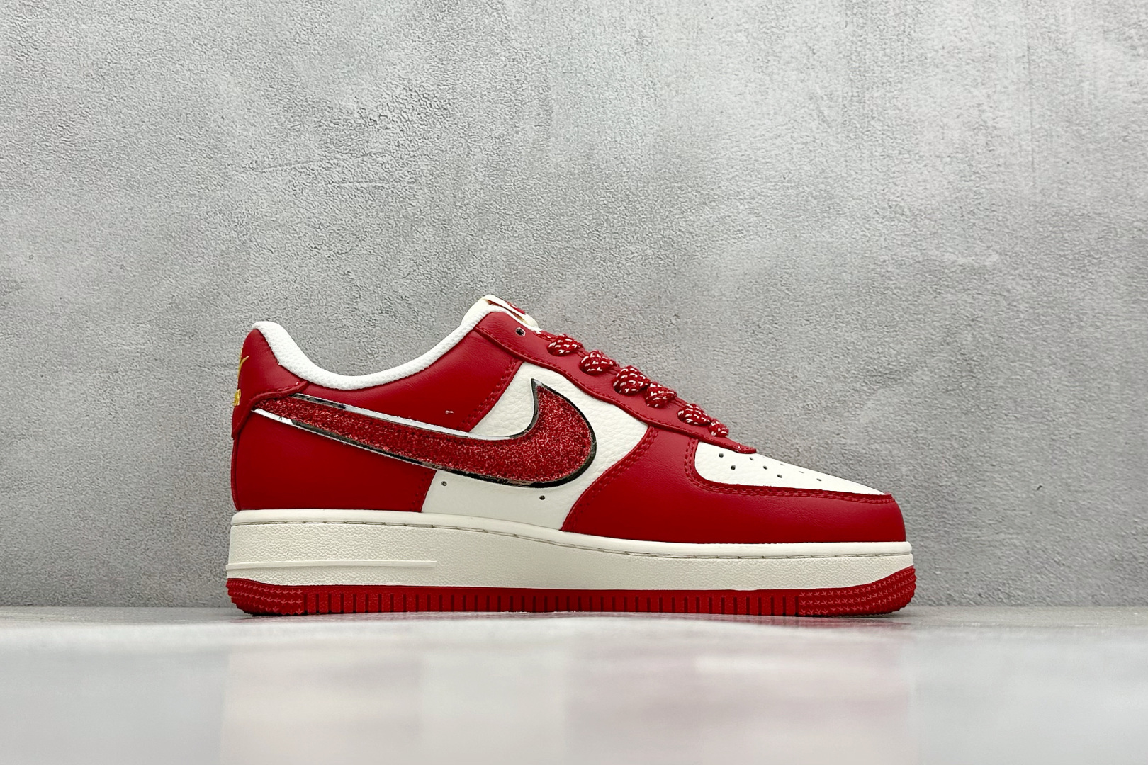  放店私
Nike Air Force 1 Low 07 白红金小钩
原楦头原纸板 打造纯正低帮空军版型
