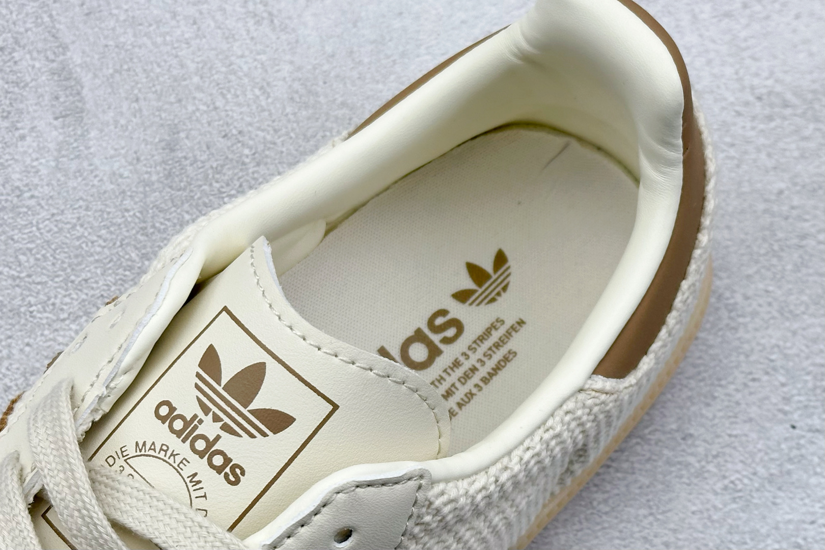  放店私
adidas originals Samba OG 米黄
此款以简约大方的造型设计，给人以随性