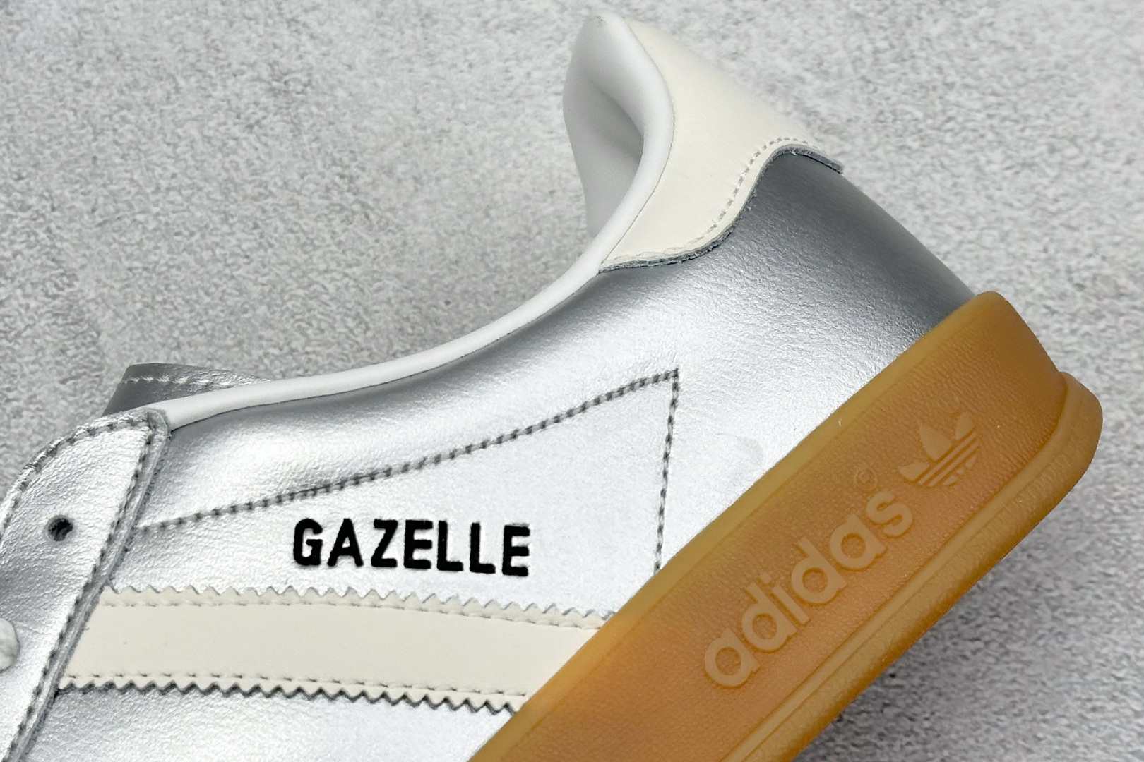  放店私
AD Originals Gazelle Indoor 
三叶草复古休闲运动板鞋 
鞋面采用皮