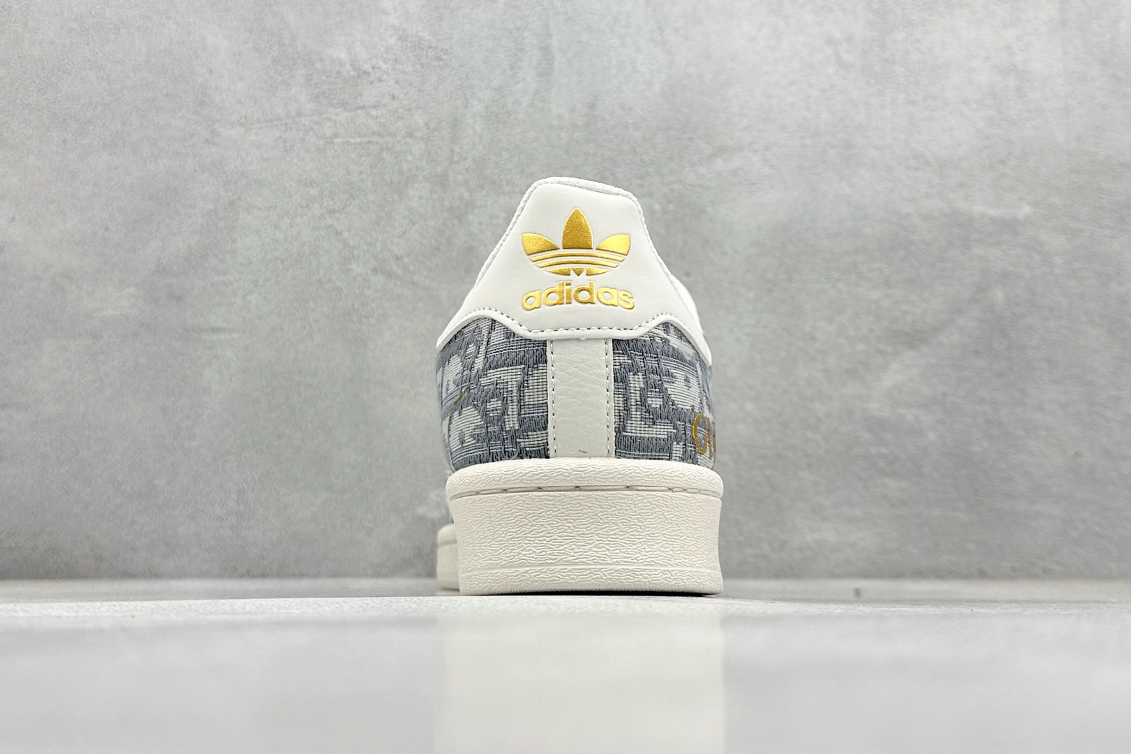  放店私
AD Originals Superstar x GUCCI 白灰
采用全新头层拼接皮革材质
