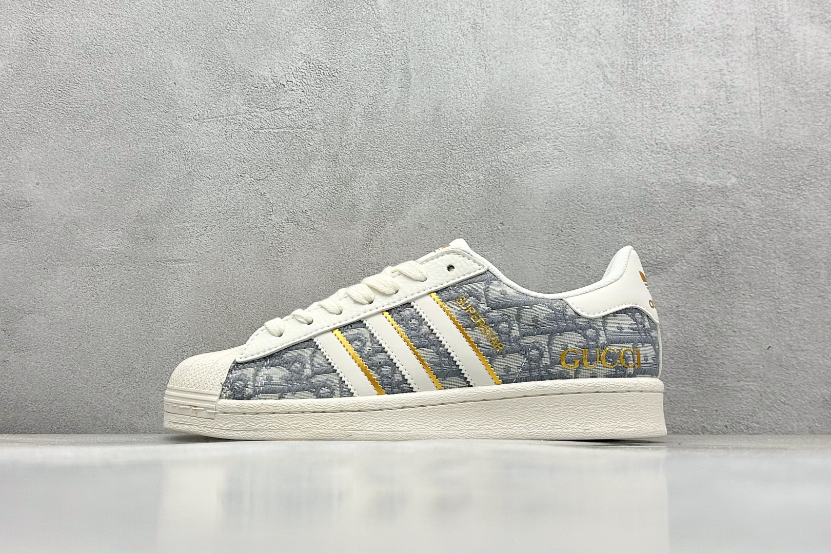  放店私
AD Originals Superstar x GUCCI 白灰
采用全新头层拼接皮革材质
