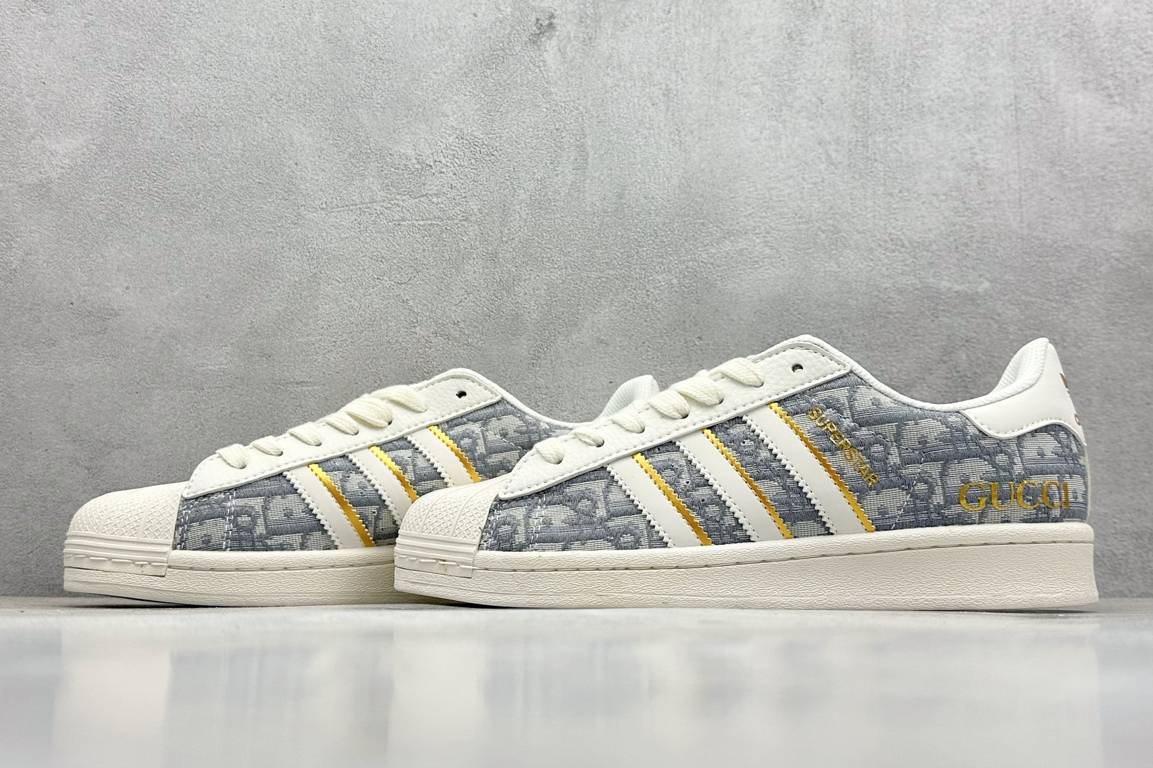 放店私
AD Originals Superstar x GUCCI 白灰
采用全新头层拼接皮革材质
