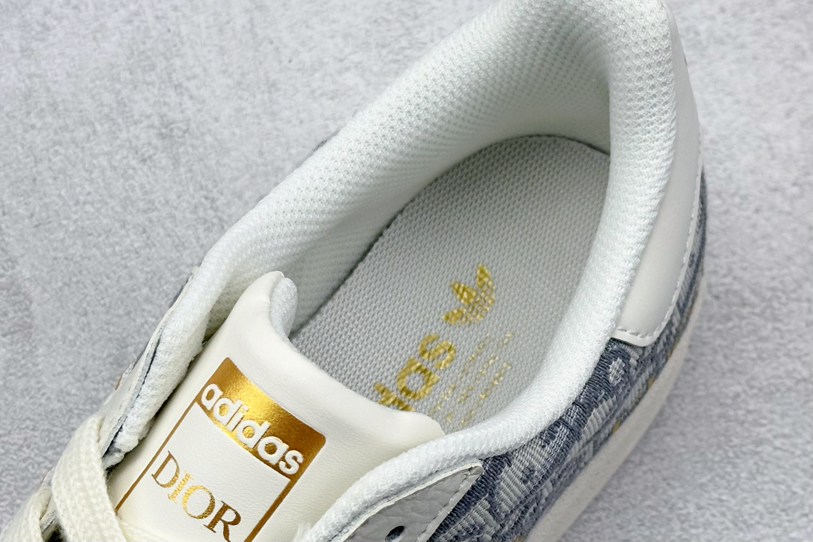 放店私
AD Originals Superstar x GUCCI 白灰
采用全新头层拼接皮革材质
