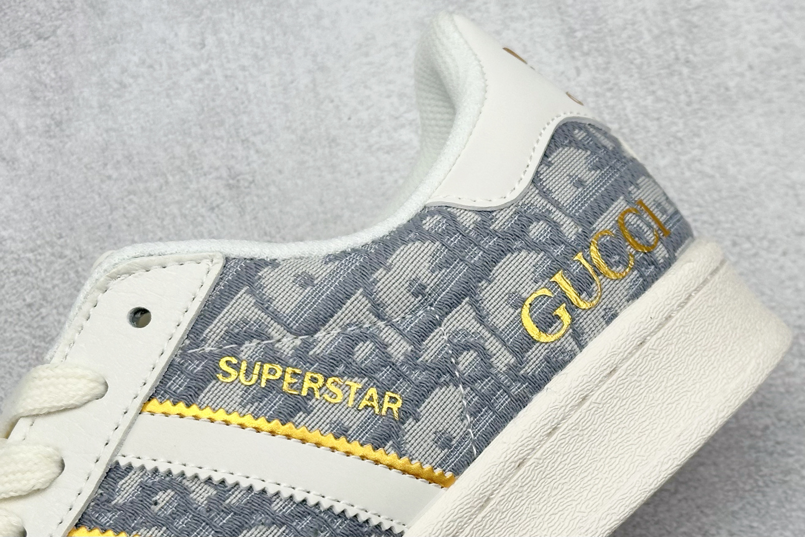  放店私
AD Originals Superstar x GUCCI 白灰
采用全新头层拼接皮革材质
