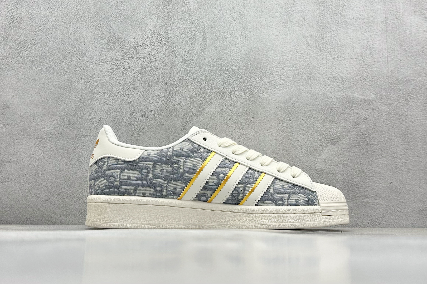  放店私
AD Originals Superstar x GUCCI 白灰
采用全新头层拼接皮革材质
