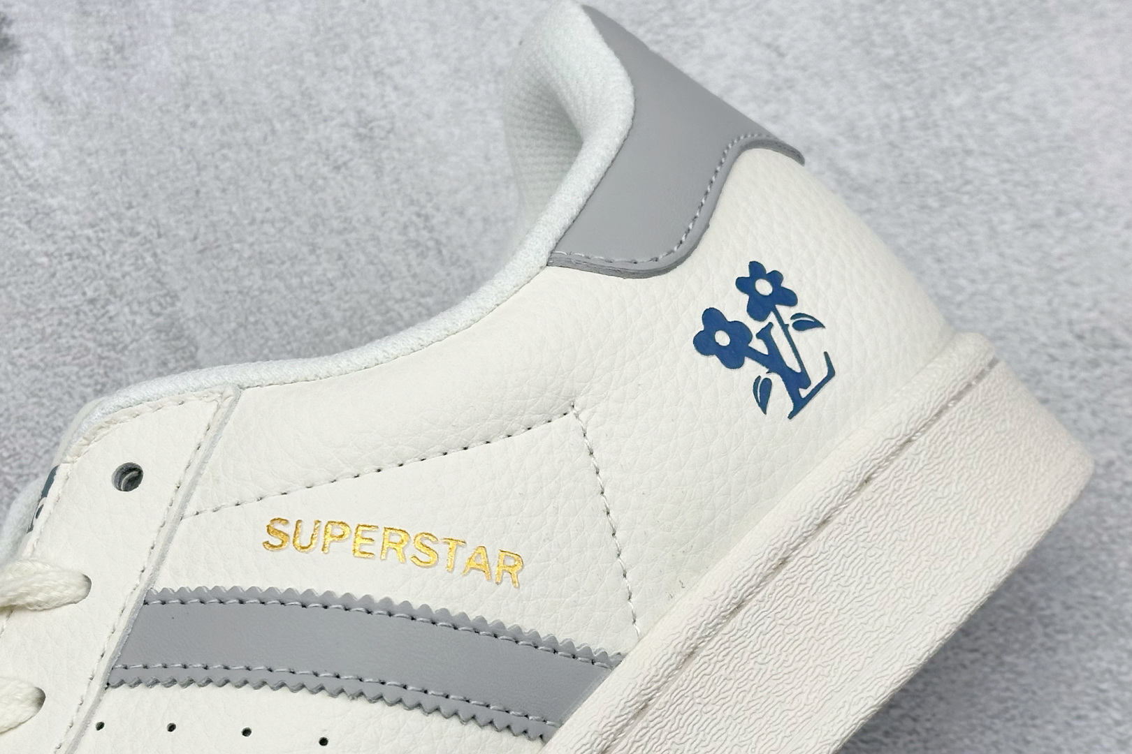  放店私
AD Originals Superstar x Louis Vuitton 白灰
采用全新头