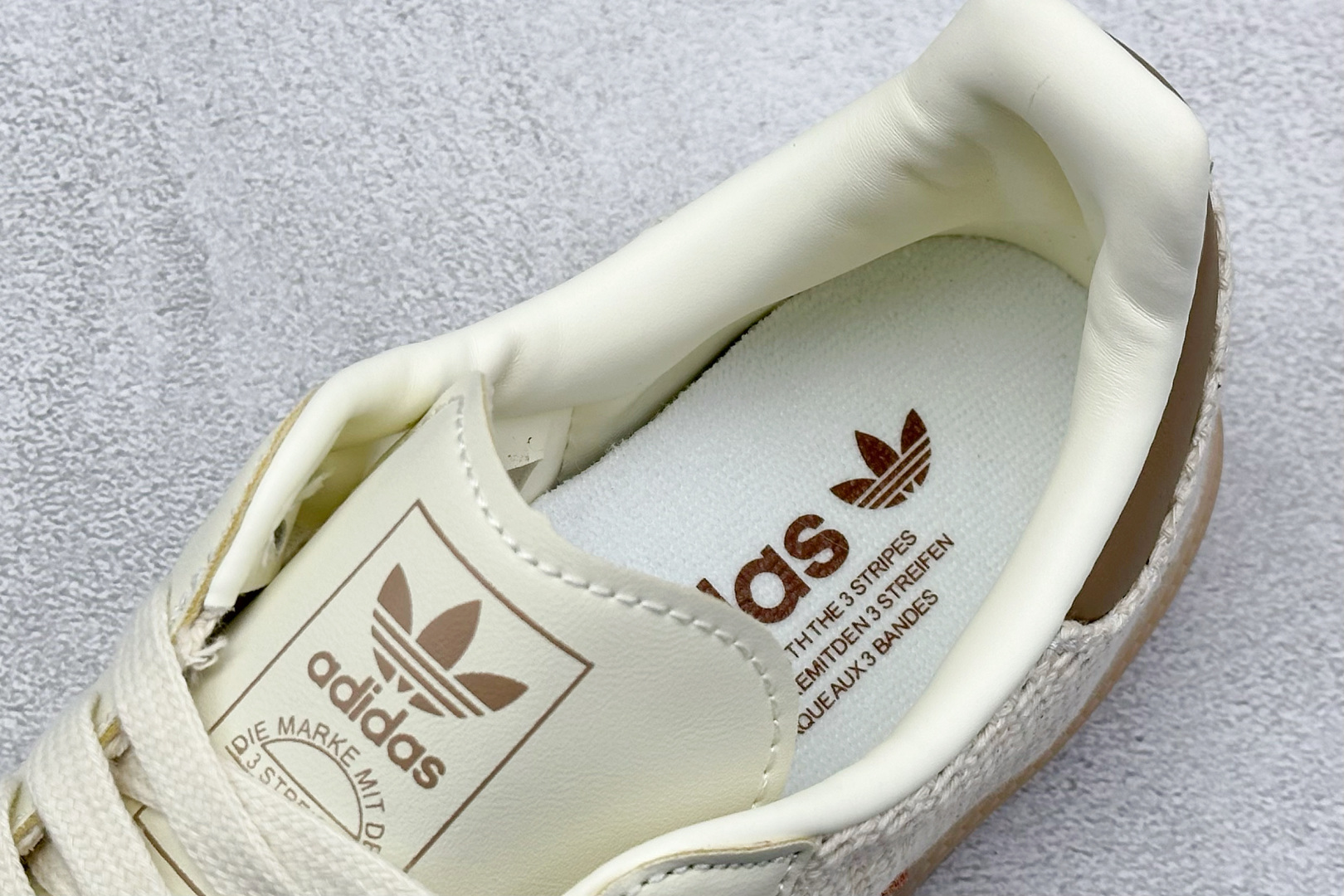  放店私
X版 Addis Original Samba OG 网布复古桑巴板鞋 
这款桑巴鞋展示了高质