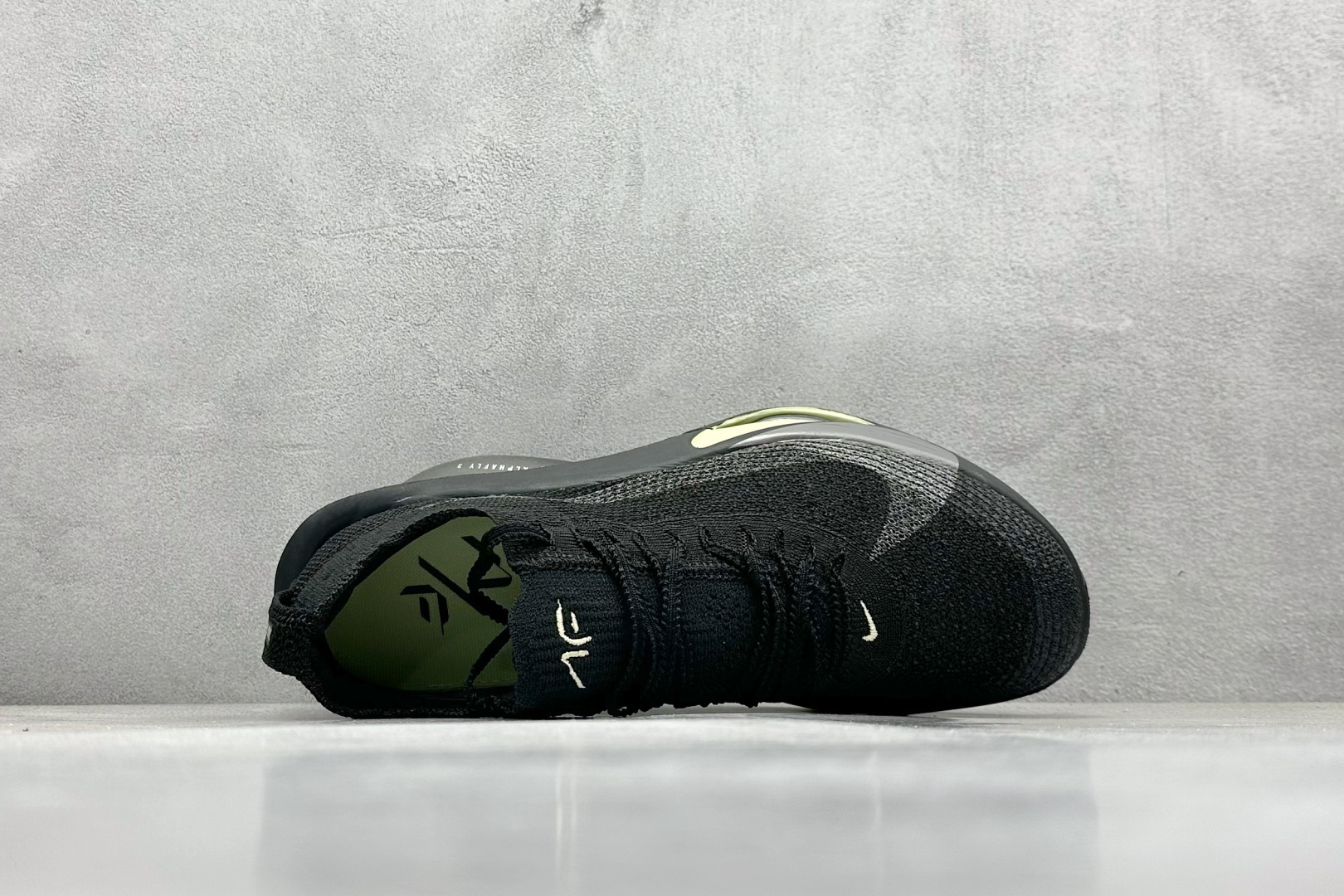 放店私
NK Air Zoom Alphafly NEXT% 3 2025
减震马拉松跑步鞋
首次通