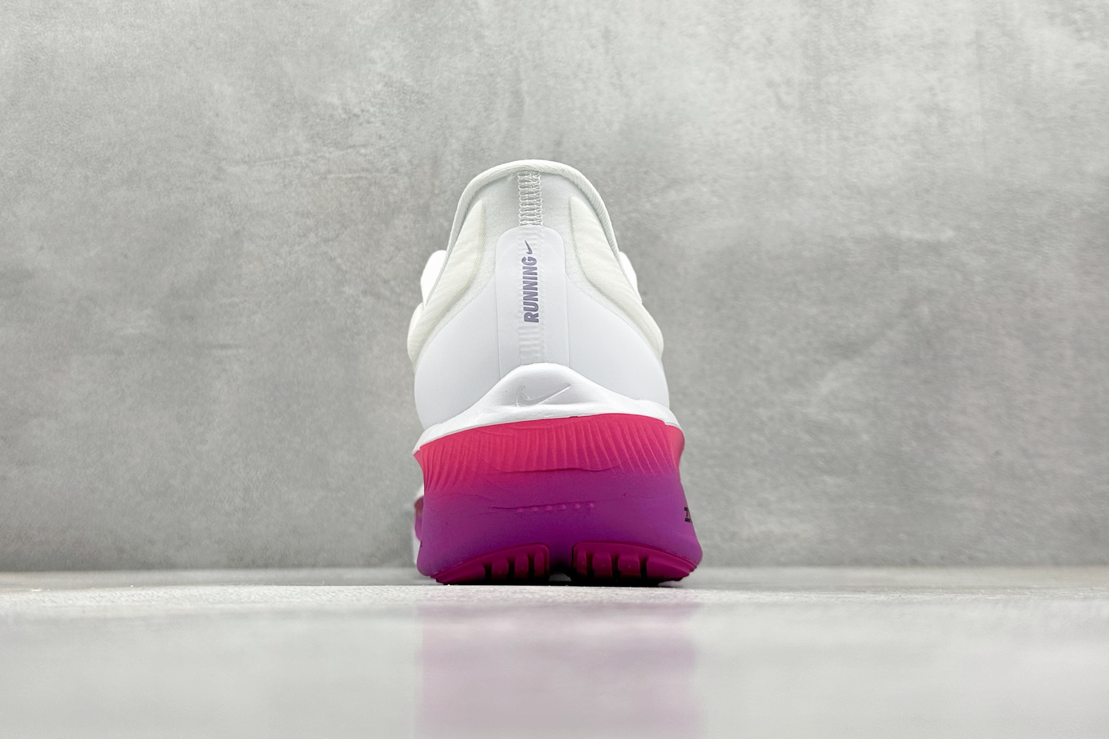  放店私
Nk Zoom Fly 6 耐克超弹轻盈跑步鞋
#鞋款搭载 Flyknit 材料 打造出众弹