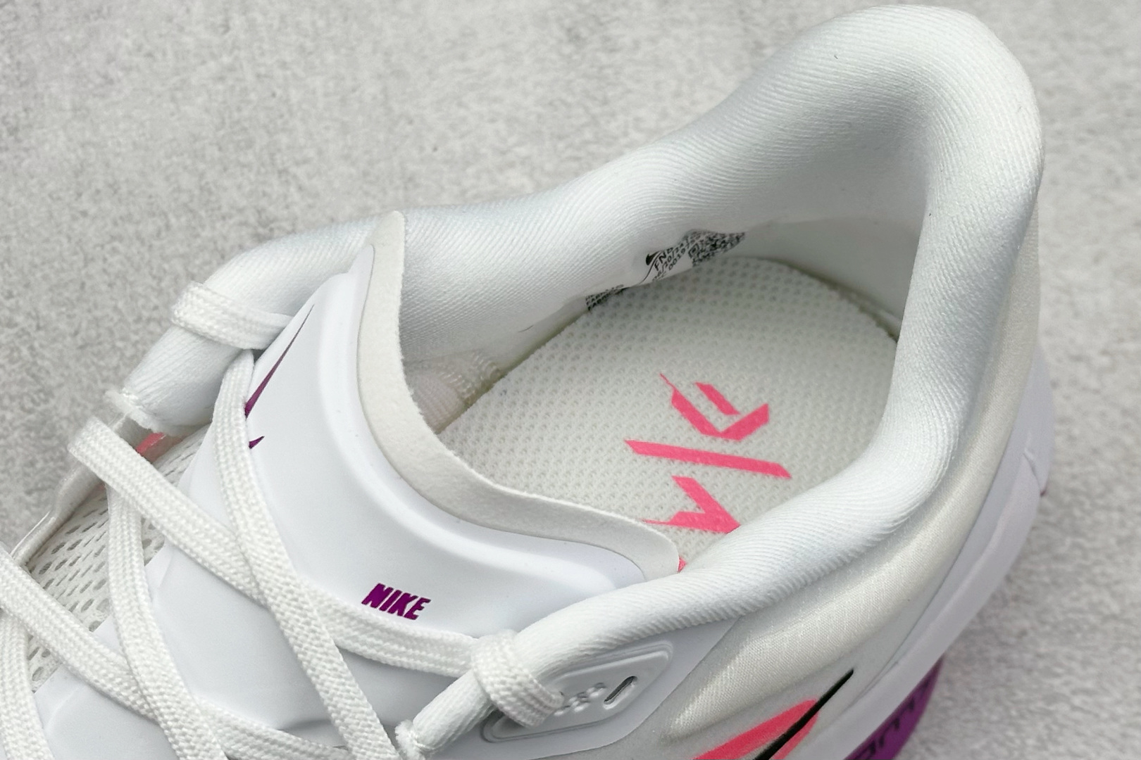  放店私
Nk Zoom Fly 6 耐克超弹轻盈跑步鞋
#鞋款搭载 Flyknit 材料 打造出众弹