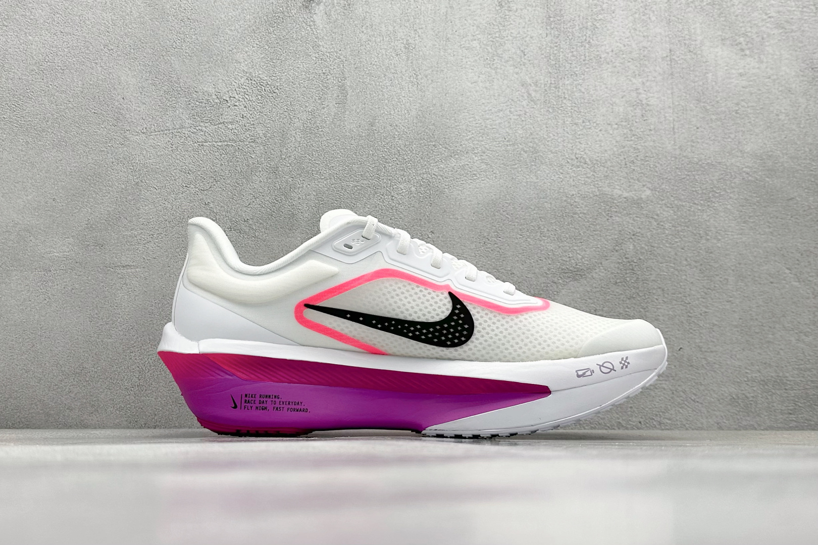  放店私
Nk Zoom Fly 6 耐克超弹轻盈跑步鞋
#鞋款搭载 Flyknit 材料 打造出众弹