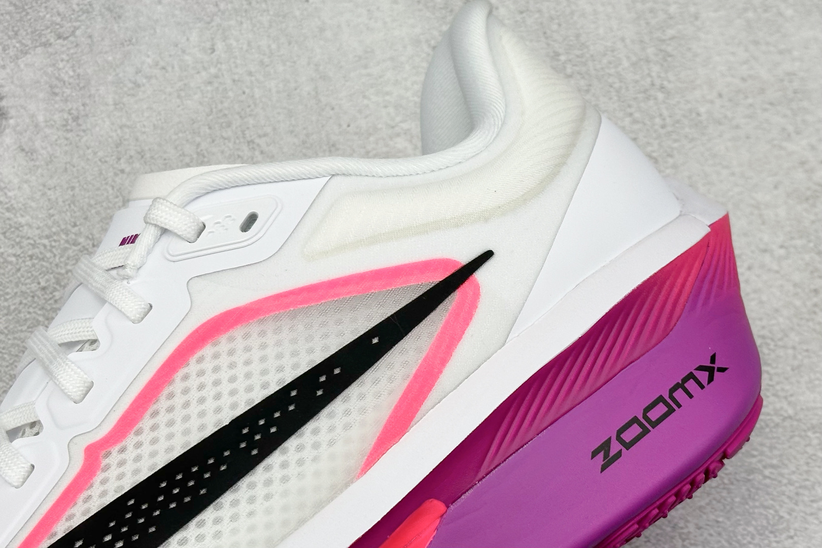  放店私
Nk Zoom Fly 6 耐克超弹轻盈跑步鞋
#鞋款搭载 Flyknit 材料 打造出众弹