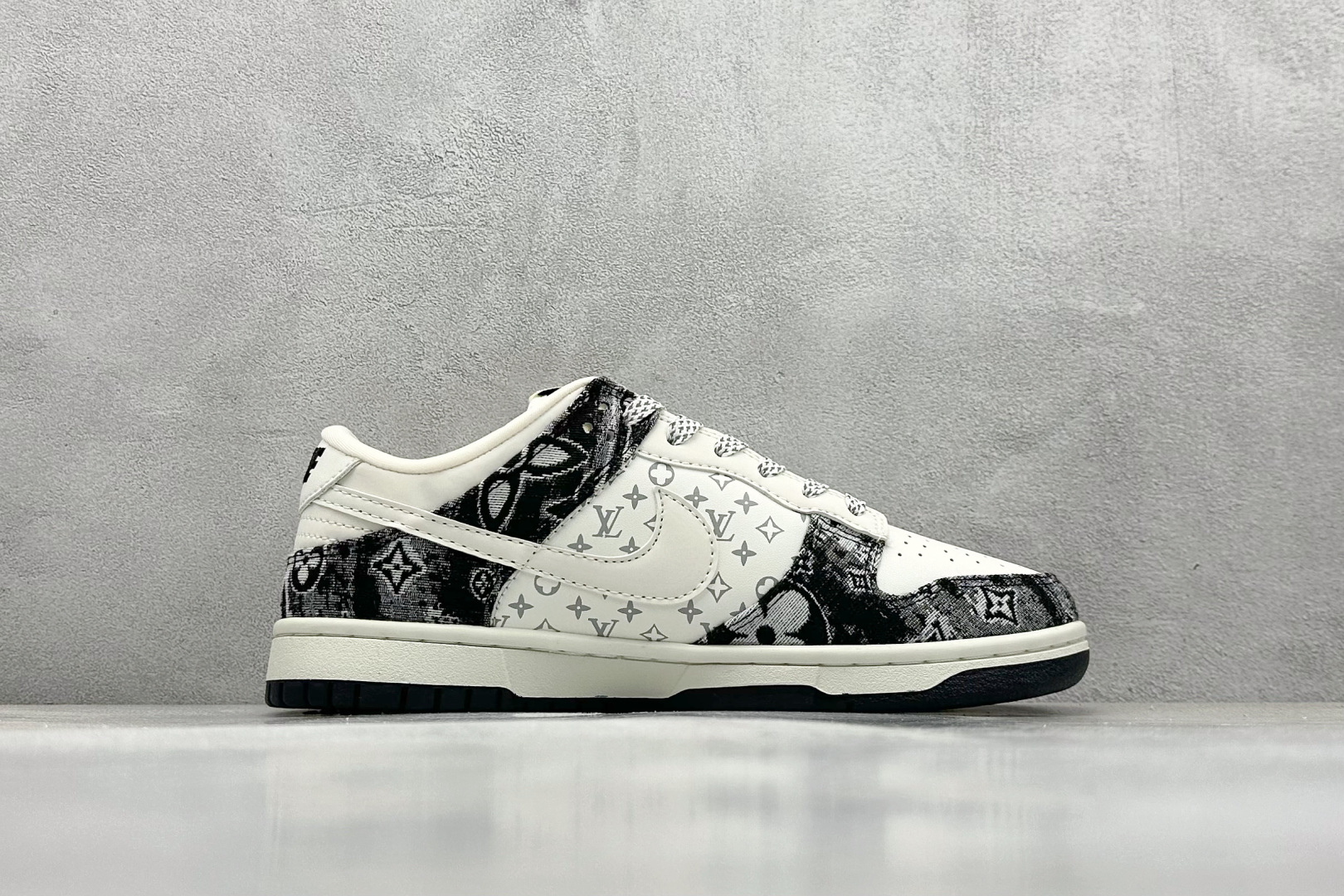  放店私
NIKE SB Dunk Low x Louis Vuitton 白黑
公司级出品 极力推荐
